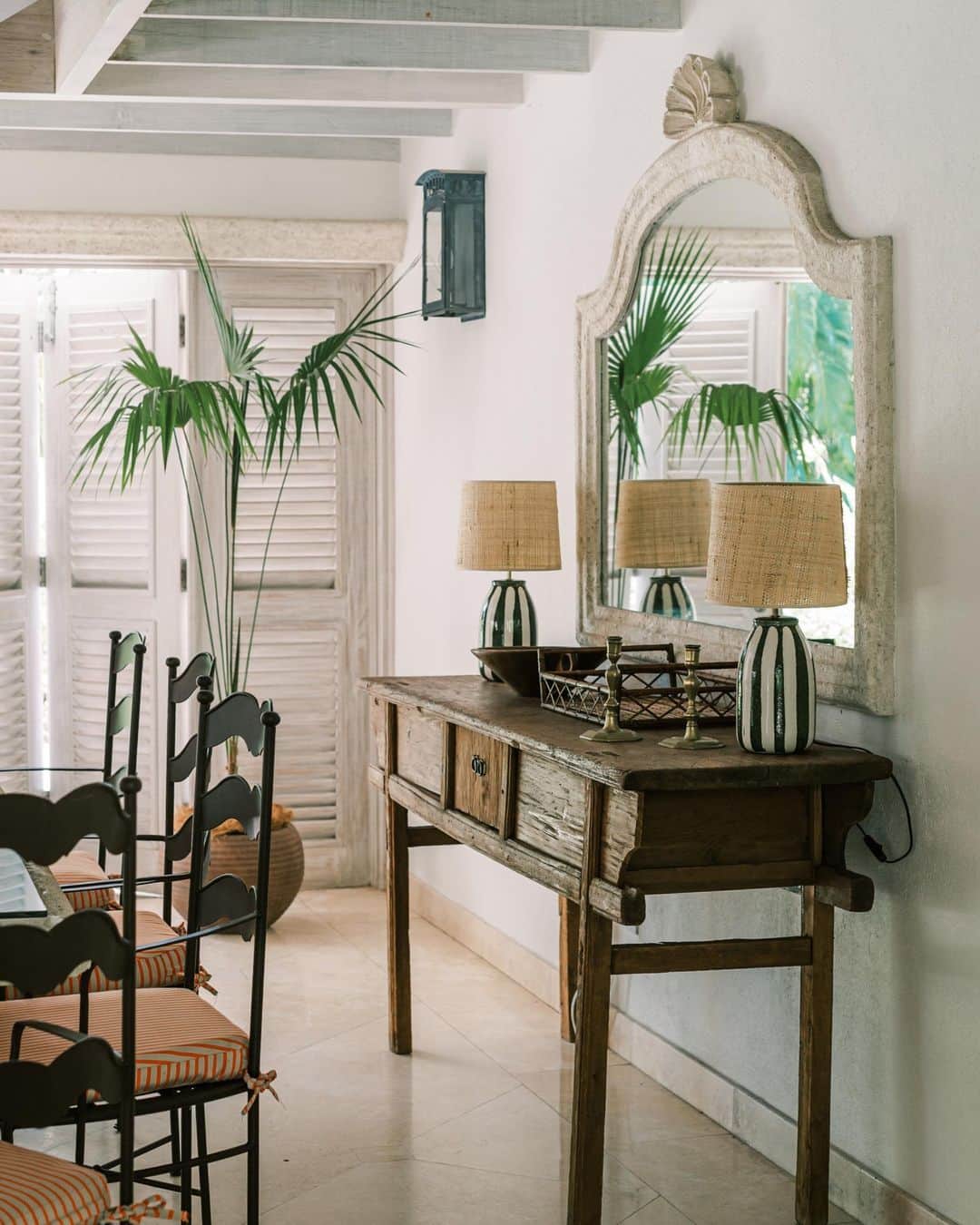 ELLE DECORのインスタグラム：「Designing a home on an island can be tricky. For Celia Muñoz (@lacoquetakids), trips back and forth between London and her Barbados home meant things like tucking sconces away in suitcases. The rest of her punch list includes charming pieces brought in by French designer Victor Cadene (@victorcadene), who brought in continental furnishings like these iron chairs by Hervé Baume (@hervebaume), which add elegance to the dining room. “It’s my French touch!” he says.   Click the link in our bio to tour the rest of this breezy island escape. Written by @bebehoworth. Photographed by @innakostukovsky.」
