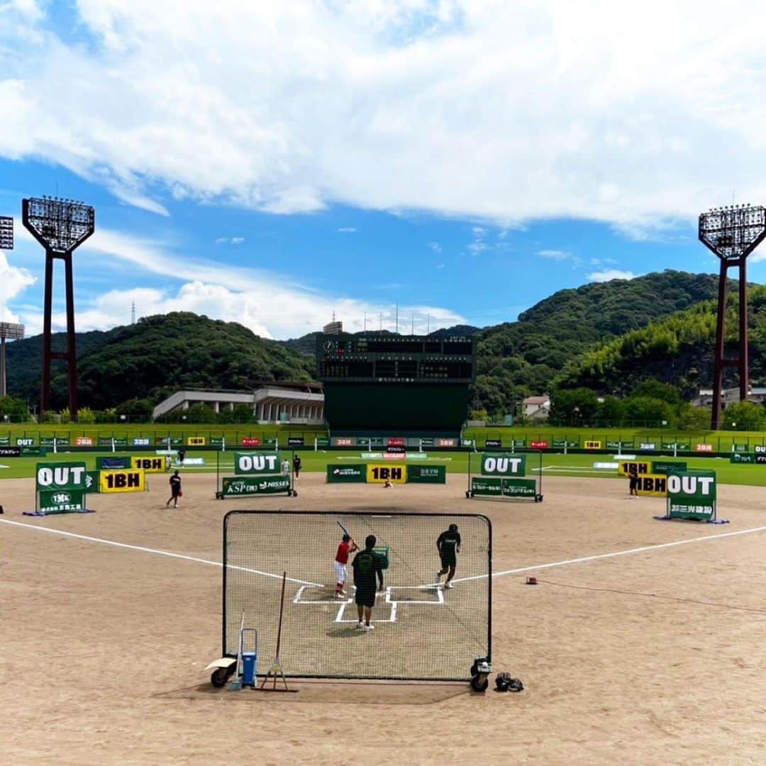 横山弘樹さんのインスタグラム写真 - (横山弘樹Instagram)「トッティーのレモンスカッシュ🍋‼︎  実は初めて飲んだけどコレがめちゃめちゃ美味しい✨！！！！  そんなトッティーは試合前から子どもたちとキャッチボールして遊んでて肘痛ぇ〜って悶えてました✌🏻笑  この日は8月23日に福山で行われた 【リアルトス野球盤】というイベントで 元カープ選手たちと子ども達が楽しく熱戦を繰り広げてました🔥  子どもたちにとってすごく良い企画だなぁ〜としみじみ😌  横山は子どもたちに喜んでもらえたらとトッティーレモンの横でかき氷を出してました🍧 ジャージャー土砂降りのなかでもずっと遊びに来てくれてて子どもたちとずっと遊んでました😂笑  マブダチも沢山できたね🤜🏻🤛🏻  中村憲さんとも初めてちゃんとお話できて嬉しかったです☺️‼︎  隆造さんや天谷さんにもYOKOCHEEを食べて頂けて横山はもう大満足な1日でした☺️✨  隆造さん、天谷さん、廉さん、猛、トッティー、ブルーさん(あえて)、中村憲さんありがとうございました☺️✨  またみんなで広島の野球界を盛り上げていきましょう⭐️‼︎」8月26日 22時30分 - h_y.18