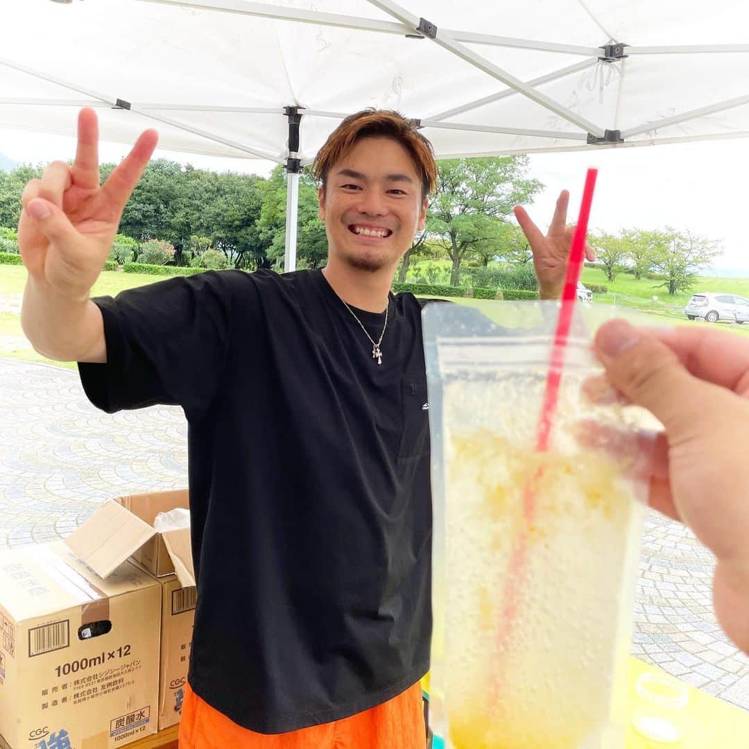 横山弘樹のインスタグラム：「トッティーのレモンスカッシュ🍋‼︎  実は初めて飲んだけどコレがめちゃめちゃ美味しい✨！！！！  そんなトッティーは試合前から子どもたちとキャッチボールして遊んでて肘痛ぇ〜って悶えてました✌🏻笑  この日は8月23日に福山で行われた 【リアルトス野球盤】というイベントで 元カープ選手たちと子ども達が楽しく熱戦を繰り広げてました🔥  子どもたちにとってすごく良い企画だなぁ〜としみじみ😌  横山は子どもたちに喜んでもらえたらとトッティーレモンの横でかき氷を出してました🍧 ジャージャー土砂降りのなかでもずっと遊びに来てくれてて子どもたちとずっと遊んでました😂笑  マブダチも沢山できたね🤜🏻🤛🏻  中村憲さんとも初めてちゃんとお話できて嬉しかったです☺️‼︎  隆造さんや天谷さんにもYOKOCHEEを食べて頂けて横山はもう大満足な1日でした☺️✨  隆造さん、天谷さん、廉さん、猛、トッティー、ブルーさん(あえて)、中村憲さんありがとうございました☺️✨  またみんなで広島の野球界を盛り上げていきましょう⭐️‼︎」