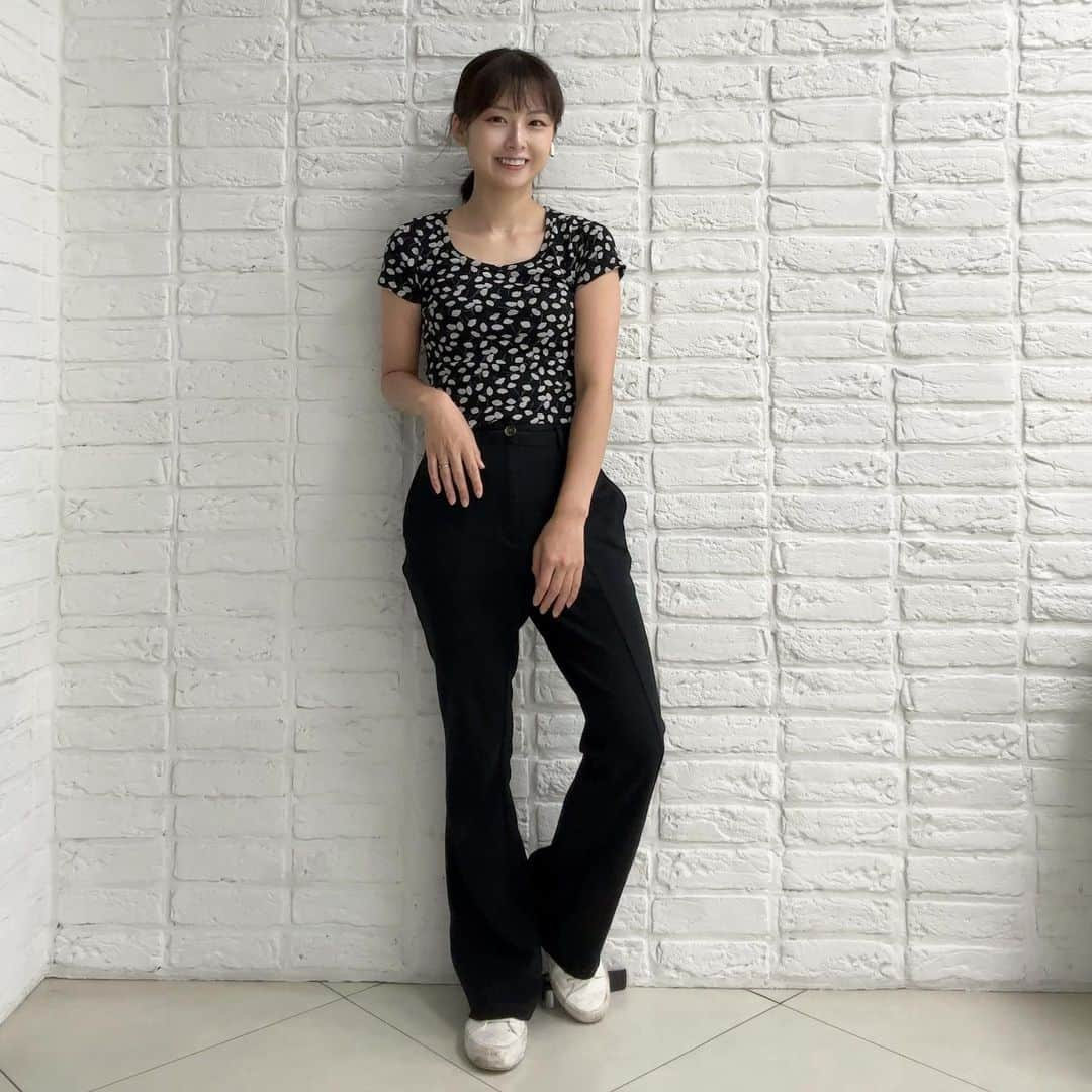 酒井蘭さんのインスタグラム写真 - (酒井蘭Instagram)「#忙しない tops&shoes @uniqlo_with  pants @gu_for_all_  ----------------- アクセサリーを一式つけ忘れた日 ほんと忙しない朝。 夏休み明けの出社で全然シャキッとしなかったな。  そうじゃなくても忙しないから本当疲れる😊 けどそんな毎日がすき。笑  #オフィスコーデ #働くママ #ママコーデ #骨格ウェーブ #残暑お見舞い申し上げます #ブラックコーデ #黒パンツ #ミニT」8月26日 22時42分 - ransakai0313