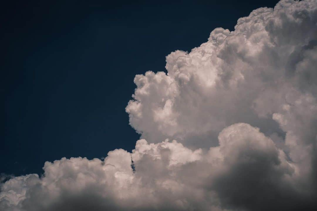 角田美喜のインスタグラム：「迫り来る夏雲。一日一日表情が変わりますね☁️ #夏雲 #xe4」