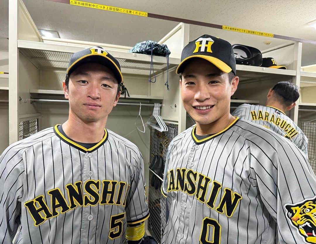 阪神タイガースさんのインスタグラム写真 - (阪神タイガースInstagram)「今日も打線を牽引した近本選手と木浪選手！みなさんお待ちかね『キナチカ 』コンビです✨ #近本光司 選手 #木浪聖也 選手 #キナチカ  #同期入団 #同級生  #阪神タイガース  #JERAセリーグ #ARE」8月26日 22時37分 - hanshintigers_official