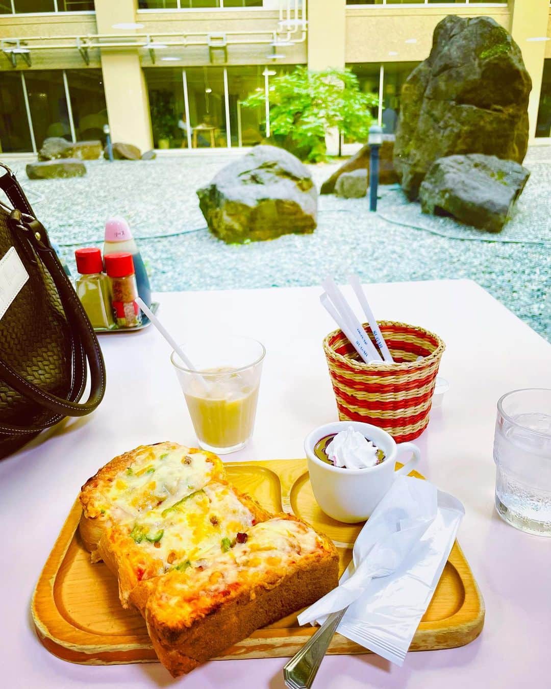 のインスタグラム：「. . 東京に關する過去のNHKの番組の幾本かを視聽し、渡邊アナウンサーのおかげさまで、氣嫌よく語り合ひました。 . 『4Kプレミアムカフェ-東京再発見-』 8月28日〜8月30日　9:30より . 番組の中の一本に、新橋の花柳界を取材したものがあり、先ごろ天壽を終られた名妓の清みさんの映像もあつて、なつかしい、うれしい氣がしました。 . 収録のあとNHKの食堂へ行き、みづから食券を買つてピザトーストを頬張り、愉快な半日を過ごした次第です。 . #nhk #食堂 #ピザトースト #東京  . .」