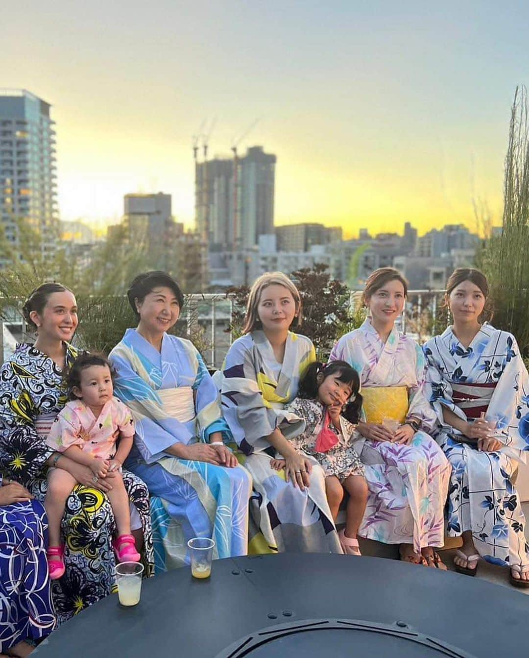 堀口ミイナさんのインスタグラム写真 - (堀口ミイナInstagram)「まさか浴衣テキーラの会に子供を連れてくる時代がくるとは私も夢にも思っていなかった。  ほんとうに直前までシッターさんに預けるつもりでいたのに、、  頂いた80cmの子供浴衣を着せたら可愛くて、ご機嫌な万椰ちゃんと離れがたくて、つい連れてきてしまったのよね🥹  結果は、ほとんど万椰ちゃんが気になってしまい、ほぼ社交もできず、テキーラも飲めなかったという🤣🥹🌵🌕（まぁ社交と言ってもほとんど友人なので社交なんてしなくていいんだが）  すごく楽しかったけど、ダメだ、子供がいると優先順位が子供になってしまって、楽しめない！！爆　  楽しみたい〈　責任感　の図←  責任感、、感じることなくテキーラ飲みたかった、、🤣🪴けれども、これもこれで、学びになりました。  どう、全霊で子育ても楽しみつつ、全霊で自分のミータイムも楽しむか。どっちに偏っても後悔しそうだから、そうならないようにするにはどうしたらいいのか。  全世界のママとパパの課題。  これからも実験し続けます🧪  クイズ中含め、めちゃくちゃ子守り手伝ってくれた @jironaaa @minatoku_boy @areyoume @yamanishiyuya ❤️🫶🥹 ありがとう！！」8月26日 22時37分 - mina_mina_miiina