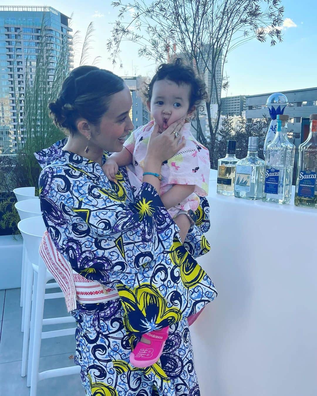 堀口ミイナのインスタグラム：「まさか浴衣テキーラの会に子供を連れてくる時代がくるとは私も夢にも思っていなかった。  ほんとうに直前までシッターさんに預けるつもりでいたのに、、  頂いた80cmの子供浴衣を着せたら可愛くて、ご機嫌な万椰ちゃんと離れがたくて、つい連れてきてしまったのよね🥹  結果は、ほとんど万椰ちゃんが気になってしまい、ほぼ社交もできず、テキーラも飲めなかったという🤣🥹🌵🌕（まぁ社交と言ってもほとんど友人なので社交なんてしなくていいんだが）  すごく楽しかったけど、ダメだ、子供がいると優先順位が子供になってしまって、楽しめない！！爆　  楽しみたい〈　責任感　の図←  責任感、、感じることなくテキーラ飲みたかった、、🤣🪴けれども、これもこれで、学びになりました。  どう、全霊で子育ても楽しみつつ、全霊で自分のミータイムも楽しむか。どっちに偏っても後悔しそうだから、そうならないようにするにはどうしたらいいのか。  全世界のママとパパの課題。  これからも実験し続けます🧪  クイズ中含め、めちゃくちゃ子守り手伝ってくれた @jironaaa @minatoku_boy @areyoume @yamanishiyuya ❤️🫶🥹 ありがとう！！」