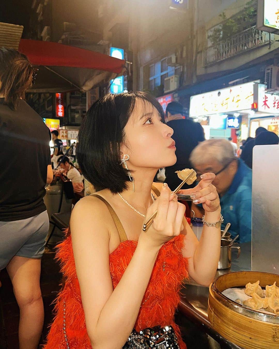 JILLのインスタグラム：「台湾今回はじっくり滞在出来て楽しかったな💓 行きたい場所も色々行けたし 美味しいものも食べれたー！！ ちょこちょこ台湾の写真も載せていくね♡ ⁡ 寧夏夜市の餃子は注文すると 包んで蒸籠で蒸してくれる♡  9こでNTD90✨ 熱々でめちゃくちゃ美味しい🥹✨ 市場のガヤガヤ感も 現地みがあって楽しい♡ ⁡ 寧夏夜市の真ん中らへんにあるお店だよ🥟 ⁡ 今回は時間遅くなってやってなかったけど めちゃうま魯肉飯もあるらしいから また絶対行く〜！！ ⁡ #cosplayer  #coser  #cosplaygirl #otaku #instagravure #오타쿠 #코스프레 #그라비아 #비키니모델 #コスプレイヤー #ポートレート #グラビア #コスプレ #グラビアアイドル #写真集 #ポートレート #ショートカット女子 #台湾観光 #寧夏夜市 #台湾グルメ」
