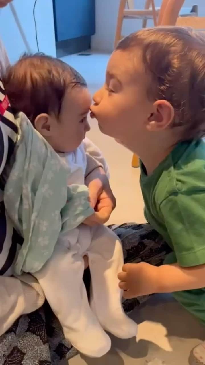 Thaila Ayalaのインスタグラム：「Quando Tete chegou como qualquer criança de 1 ano e 4 meses ele sentiu MUITO, não entendia nada e por mais q tentássemos nos dobrar p dar toda a atenção necessária é claro q faltava.  Por MUITOOOO tempo ele simplesmente ignorou que tinha outro bebê na casa, se ela estava ou ele saia do ambiente ou simplesmente passava por cima fazendo de conta q ela não existia e parecia realmente q ele não enxergava ela ali. Tentei algumas coisas, ficar mais c ela na presença dele, menos ao ponto dele quase não vê-la depois q ele bateu nela c um brinquedo e machucou a testinha dela, eu só não queria machucar ele ainda mais, mas nunca forcei a barra, nunca fiquei esfregando ela na cara dele, nem falando coisas como “é sua irmã, você tem amar, tem q cuidar, tem q gostar, vocês vão ser melhores amigos, vocês vão isso ou aquilo, dá beijo nela, faz carinho nela, goste dela.” Até q o interesse chegou, ele começou a esticar um olhinho q antes não vinha p cima dela, uma curiosidade, aí sim a gente ia chegando p matar essa curiosidade, no primeiro vídeo é a primeira vez q ele quis pegar nela, pegou na mão, no pé, nesse mesmo dia tentou dar comidinha na boca dela eu QUASE MORRI c a cena, é uma emoção q NÃO DÁ p explicar. E aí eu comecei a convidar ele p participar dos cuidados c ela, pentear o cabelo, dar a chupeta, o mama, e aí foi e está cada vez MAIS LINDO e delicioso ver esses dois juntos. Não dá p descrever o q se sente, uma pena, pq é algo realmente enriquecedor pra alma, é preenchedor, é demais!!!」