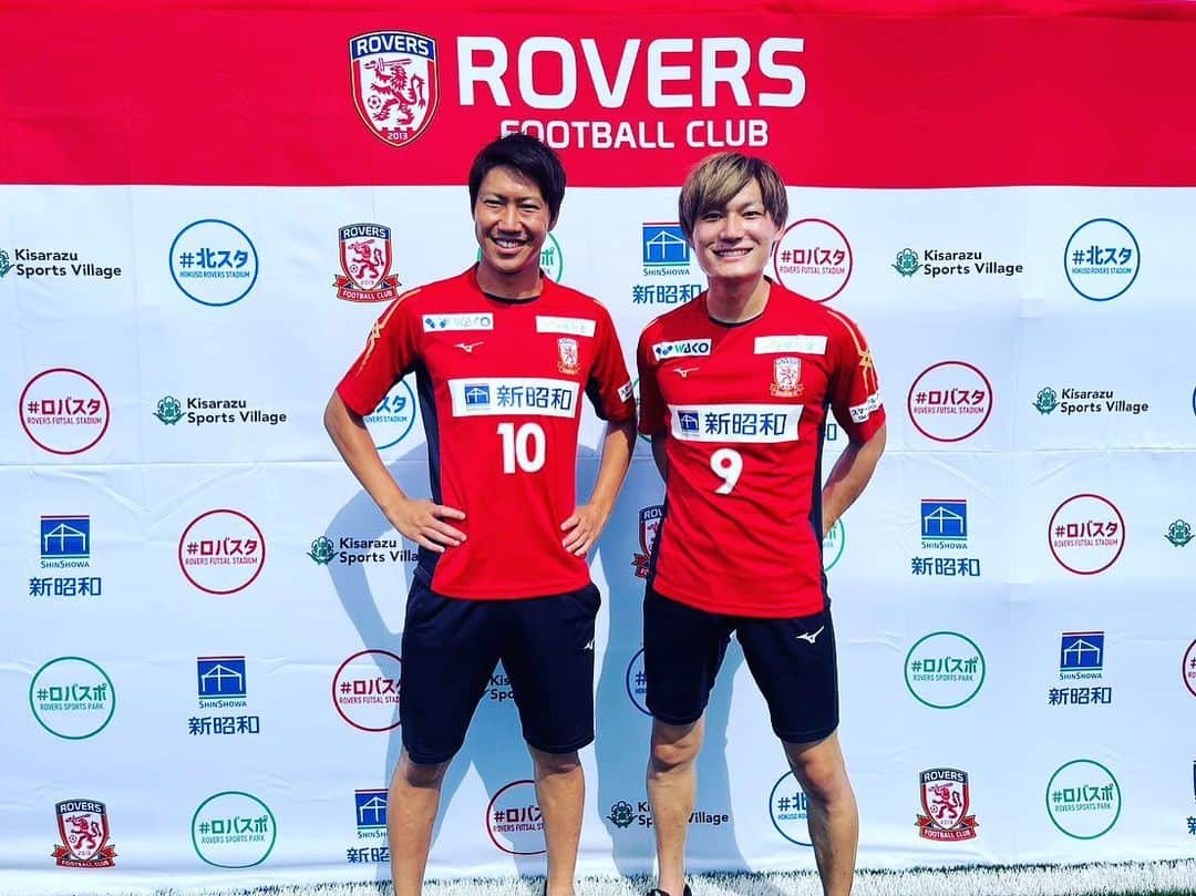 吉田眞紀人のインスタグラム：「... ROVERSキッズフェスティバルに来てくれた皆さんありがとうございました☺️  子どもたちが素晴らしいピッチの上を駆け回り、笑顔でサッカーを楽しんでました🔥  可愛すぎました😍😍😍 ... #房総ローヴァーズ木更津FC #新昭和 #吉田まきと #スポーツで健康に #木更津市出身初のJリーガー #木更津市議会議員」