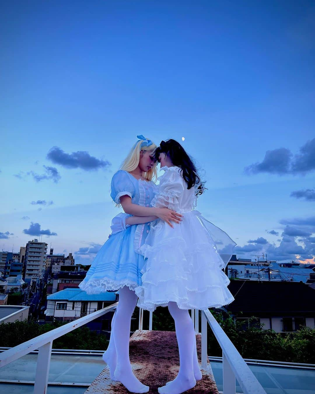 双木昭夫のインスタグラム：「今日の撮影はありかみうちゃんとプルーナちゃん💖 夏の夕暮れとロリータファッション」