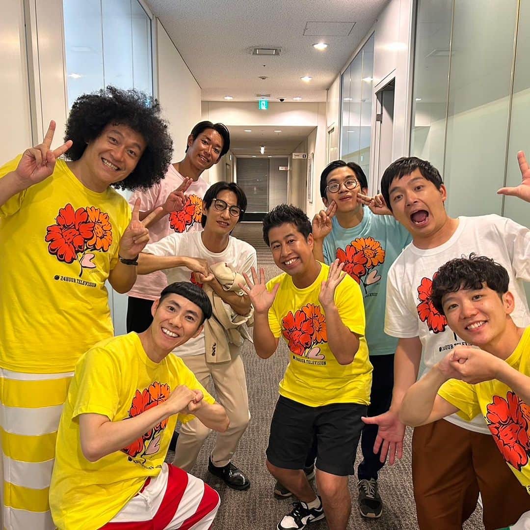 ゴンさんのインスタグラム写真 - (ゴンInstagram)「今日は、日産 グローバル本社ギャラリーにて24時間テレビのイベントに出演させていただきました！  鳩時計になって待機してましたが、 10秒の中継は来ませんでした！🤣  やはり生放送！その辺も楽しいですね〜😆  今日ご一緒した売れっ子芸人の皆さんです！キラキラしてました！」8月26日 22時41分 - bicsmalln_gon