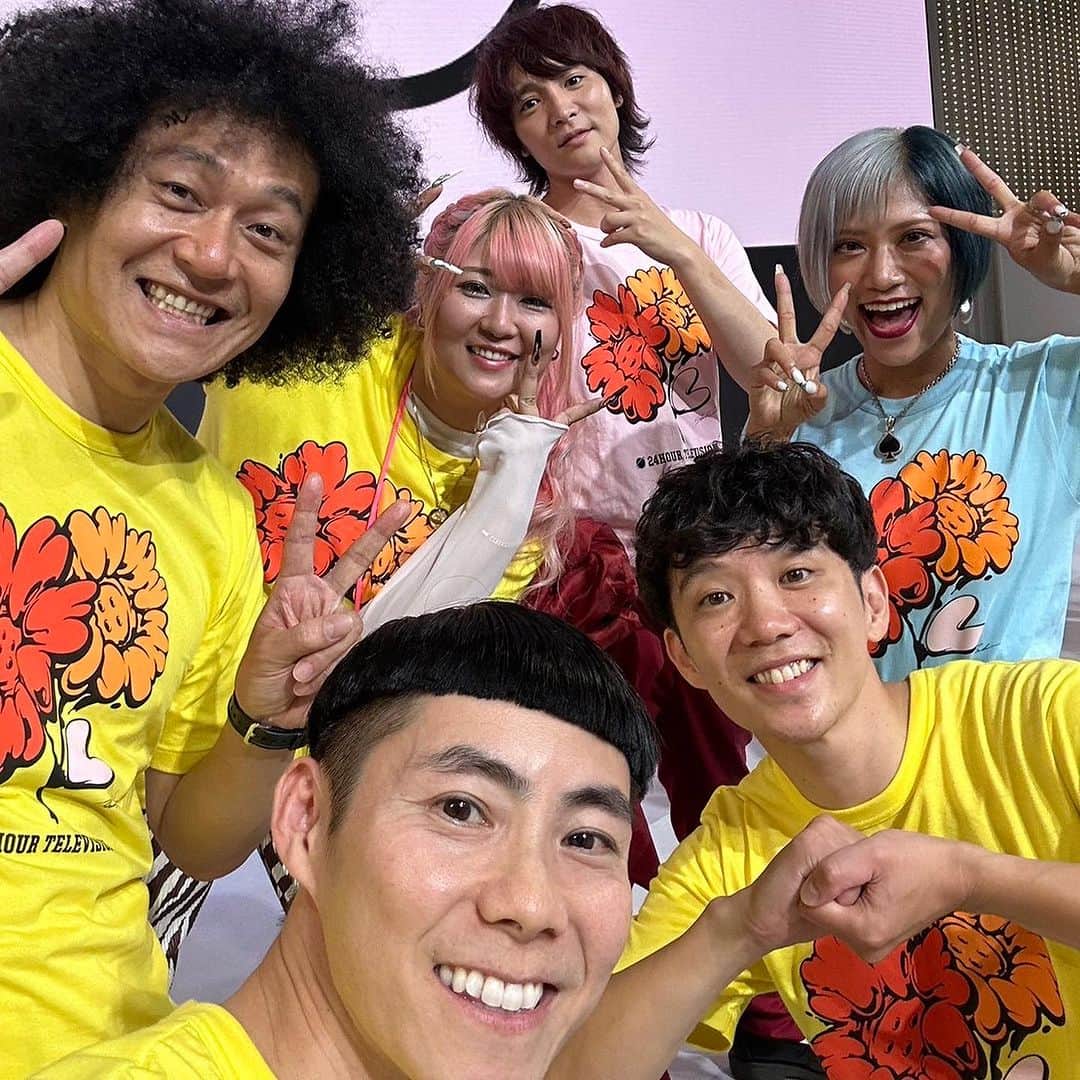 ゴンさんのインスタグラム写真 - (ゴンInstagram)「今日は、日産 グローバル本社ギャラリーにて24時間テレビのイベントに出演させていただきました！  鳩時計になって待機してましたが、 10秒の中継は来ませんでした！🤣  やはり生放送！その辺も楽しいですね〜😆  今日ご一緒した売れっ子芸人の皆さんです！キラキラしてました！」8月26日 22時41分 - bicsmalln_gon