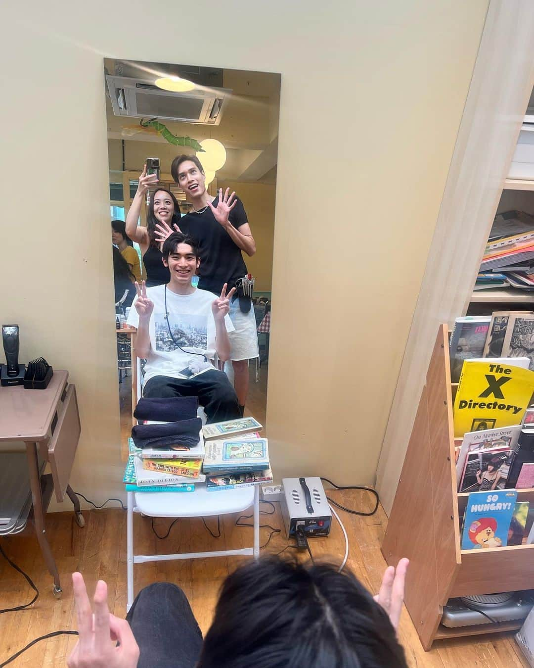 三浦さきえさんのインスタグラム写真 - (三浦さきえInstagram)「FLEURI hair cut popup in seoul🌼 me and @umeboooy @fleuri.jp  did popup for the first ever haircut in seoul.  It was only one day, but a lot of people came and it was a very happy and unforgettable time🥹🫶  @dragonhillprintshop @fuckyouiworkfortraitor @myokahara lent me a wonderful space, they kindly accepted me from the preliminary preparations, and they helped us a lot on the day.  When I announced the popup in Seoul, I was a little bit nervous, but I received a lot of reservations, and the customers were all really sweet.they makes me happy 🥹  Thank you so much for the wonderful time. I want to do it again soon🫶🫶🫶  ずっとやりたいと思っていたヘアカットポップアップ。言葉にできないくらい楽しくて、改めてこの仕事を選んでよかったなぁと。思えた時間でした🫧  なぜかあんまりイメージが上手くわかなくて形にしていなかったんだけど、今がタイミングかもっていきなり思い立って。本当にやってよかった。  お店をかしてくれたjaeもhyejin 本当に本当にナイスで 来てくれたお客様も全員素敵な方達で、どこにいっても素敵な人たちに巡り会えること。 本当に恵まれているなと改めて感じさせられたし、自分がする仕事をこんなに求めてくれて喜んでくれる人が世界中にいることを感じて、原点回帰ができました。  私はFLEURIをつくったけど、 今ではFLEURIとゆう存在がみんなからの愛をもらって、私を支えてくれていると感じさせられた時間でした。  またここから頑張って、みんなにもらった愛をちゃんと返していけるようにします🥺🫶 大好きです💖💖💖 本当にありがとうございました！  @umeboooy いつも一緒にFLEURIを支えてくれて、戦ってくれてありがとう💖  世界中でpopupしたいっ🫧🫧  한국에서 많은 멋진 사람들을 만나서 헤어컷을 기뻐해주셔서 행복했습니다. 고마워요. 사랑 해요. 또 곧 만날 수 있는 것을 즐겁게 하고 있습니다💗💗💗💗💗」8月26日 22時52分 - sakiemiura