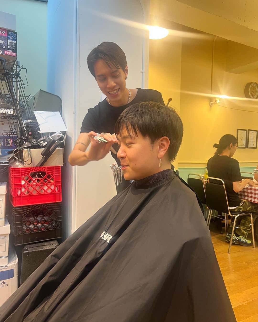 三浦さきえさんのインスタグラム写真 - (三浦さきえInstagram)「FLEURI hair cut popup in seoul🌼 me and @umeboooy @fleuri.jp  did popup for the first ever haircut in seoul.  It was only one day, but a lot of people came and it was a very happy and unforgettable time🥹🫶  @dragonhillprintshop @fuckyouiworkfortraitor @myokahara lent me a wonderful space, they kindly accepted me from the preliminary preparations, and they helped us a lot on the day.  When I announced the popup in Seoul, I was a little bit nervous, but I received a lot of reservations, and the customers were all really sweet.they makes me happy 🥹  Thank you so much for the wonderful time. I want to do it again soon🫶🫶🫶  ずっとやりたいと思っていたヘアカットポップアップ。言葉にできないくらい楽しくて、改めてこの仕事を選んでよかったなぁと。思えた時間でした🫧  なぜかあんまりイメージが上手くわかなくて形にしていなかったんだけど、今がタイミングかもっていきなり思い立って。本当にやってよかった。  お店をかしてくれたjaeもhyejin 本当に本当にナイスで 来てくれたお客様も全員素敵な方達で、どこにいっても素敵な人たちに巡り会えること。 本当に恵まれているなと改めて感じさせられたし、自分がする仕事をこんなに求めてくれて喜んでくれる人が世界中にいることを感じて、原点回帰ができました。  私はFLEURIをつくったけど、 今ではFLEURIとゆう存在がみんなからの愛をもらって、私を支えてくれていると感じさせられた時間でした。  またここから頑張って、みんなにもらった愛をちゃんと返していけるようにします🥺🫶 大好きです💖💖💖 本当にありがとうございました！  @umeboooy いつも一緒にFLEURIを支えてくれて、戦ってくれてありがとう💖  世界中でpopupしたいっ🫧🫧  한국에서 많은 멋진 사람들을 만나서 헤어컷을 기뻐해주셔서 행복했습니다. 고마워요. 사랑 해요. 또 곧 만날 수 있는 것을 즐겁게 하고 있습니다💗💗💗💗💗」8月26日 22時52分 - sakiemiura