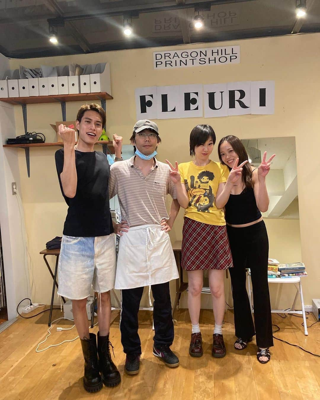 三浦さきえさんのインスタグラム写真 - (三浦さきえInstagram)「FLEURI hair cut popup in seoul🌼 me and @umeboooy @fleuri.jp  did popup for the first ever haircut in seoul.  It was only one day, but a lot of people came and it was a very happy and unforgettable time🥹🫶  @dragonhillprintshop @fuckyouiworkfortraitor @myokahara lent me a wonderful space, they kindly accepted me from the preliminary preparations, and they helped us a lot on the day.  When I announced the popup in Seoul, I was a little bit nervous, but I received a lot of reservations, and the customers were all really sweet.they makes me happy 🥹  Thank you so much for the wonderful time. I want to do it again soon🫶🫶🫶  ずっとやりたいと思っていたヘアカットポップアップ。言葉にできないくらい楽しくて、改めてこの仕事を選んでよかったなぁと。思えた時間でした🫧  なぜかあんまりイメージが上手くわかなくて形にしていなかったんだけど、今がタイミングかもっていきなり思い立って。本当にやってよかった。  お店をかしてくれたjaeもhyejin 本当に本当にナイスで 来てくれたお客様も全員素敵な方達で、どこにいっても素敵な人たちに巡り会えること。 本当に恵まれているなと改めて感じさせられたし、自分がする仕事をこんなに求めてくれて喜んでくれる人が世界中にいることを感じて、原点回帰ができました。  私はFLEURIをつくったけど、 今ではFLEURIとゆう存在がみんなからの愛をもらって、私を支えてくれていると感じさせられた時間でした。  またここから頑張って、みんなにもらった愛をちゃんと返していけるようにします🥺🫶 大好きです💖💖💖 本当にありがとうございました！  @umeboooy いつも一緒にFLEURIを支えてくれて、戦ってくれてありがとう💖  世界中でpopupしたいっ🫧🫧  한국에서 많은 멋진 사람들을 만나서 헤어컷을 기뻐해주셔서 행복했습니다. 고마워요. 사랑 해요. 또 곧 만날 수 있는 것을 즐겁게 하고 있습니다💗💗💗💗💗」8月26日 22時52分 - sakiemiura