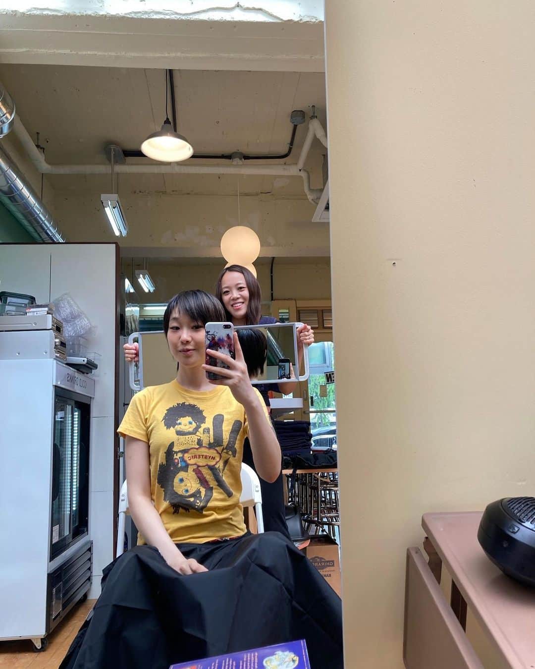三浦さきえさんのインスタグラム写真 - (三浦さきえInstagram)「FLEURI hair cut popup in seoul🌼 me and @umeboooy @fleuri.jp  did popup for the first ever haircut in seoul.  It was only one day, but a lot of people came and it was a very happy and unforgettable time🥹🫶  @dragonhillprintshop @fuckyouiworkfortraitor @myokahara lent me a wonderful space, they kindly accepted me from the preliminary preparations, and they helped us a lot on the day.  When I announced the popup in Seoul, I was a little bit nervous, but I received a lot of reservations, and the customers were all really sweet.they makes me happy 🥹  Thank you so much for the wonderful time. I want to do it again soon🫶🫶🫶  ずっとやりたいと思っていたヘアカットポップアップ。言葉にできないくらい楽しくて、改めてこの仕事を選んでよかったなぁと。思えた時間でした🫧  なぜかあんまりイメージが上手くわかなくて形にしていなかったんだけど、今がタイミングかもっていきなり思い立って。本当にやってよかった。  お店をかしてくれたjaeもhyejin 本当に本当にナイスで 来てくれたお客様も全員素敵な方達で、どこにいっても素敵な人たちに巡り会えること。 本当に恵まれているなと改めて感じさせられたし、自分がする仕事をこんなに求めてくれて喜んでくれる人が世界中にいることを感じて、原点回帰ができました。  私はFLEURIをつくったけど、 今ではFLEURIとゆう存在がみんなからの愛をもらって、私を支えてくれていると感じさせられた時間でした。  またここから頑張って、みんなにもらった愛をちゃんと返していけるようにします🥺🫶 大好きです💖💖💖 本当にありがとうございました！  @umeboooy いつも一緒にFLEURIを支えてくれて、戦ってくれてありがとう💖  世界中でpopupしたいっ🫧🫧  한국에서 많은 멋진 사람들을 만나서 헤어컷을 기뻐해주셔서 행복했습니다. 고마워요. 사랑 해요. 또 곧 만날 수 있는 것을 즐겁게 하고 있습니다💗💗💗💗💗」8月26日 22時52分 - sakiemiura