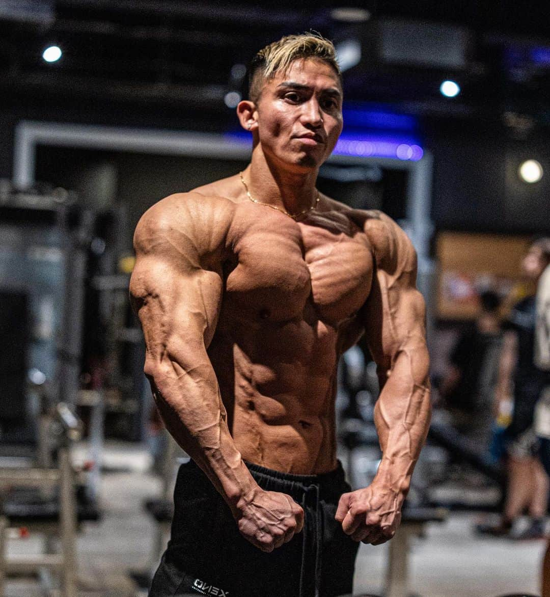 小池友仁のインスタグラム：「いよいよ明日🔥🔥🔥  今回のナンバーは41💪🔥 フォーティワンCALLお願いします💪💪  台湾4位だったから、今回41の4引いて1位って事で🏆笑  シャー🔥🔥🔥🔥  @milossarcev  @iwakayoshiro   #roadtoolympia  #physique #やるかやるか」