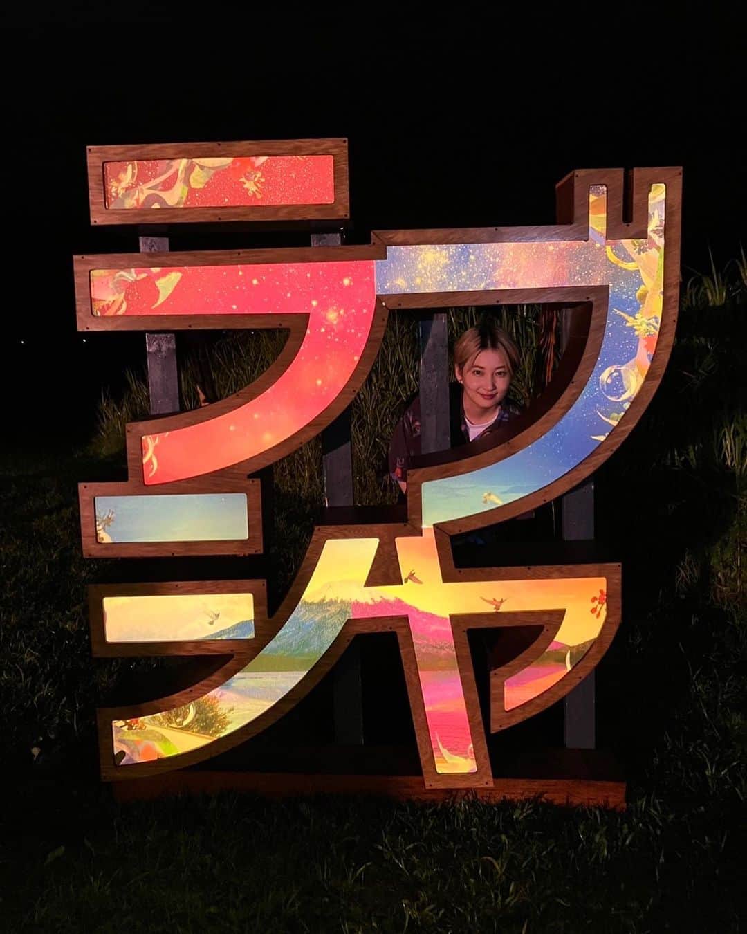 のインスタグラム：「ラブシャ有難うございました！！雨天中止により、4曲のみの演奏となってしまいましたが雨の中でノリノリでライブを見届けくれた皆様、本当に有難うございました🥲 音止めになった瞬間の「え〜〜！」という皆の声、嬉しいやら悲しいやらでしたが、また晴れた日にお会いましょう🤝 雨に濡れた皆様、温かいお風呂に浸かってから寝て下さいね♨️  #sweetloveshower  #spaceshower」