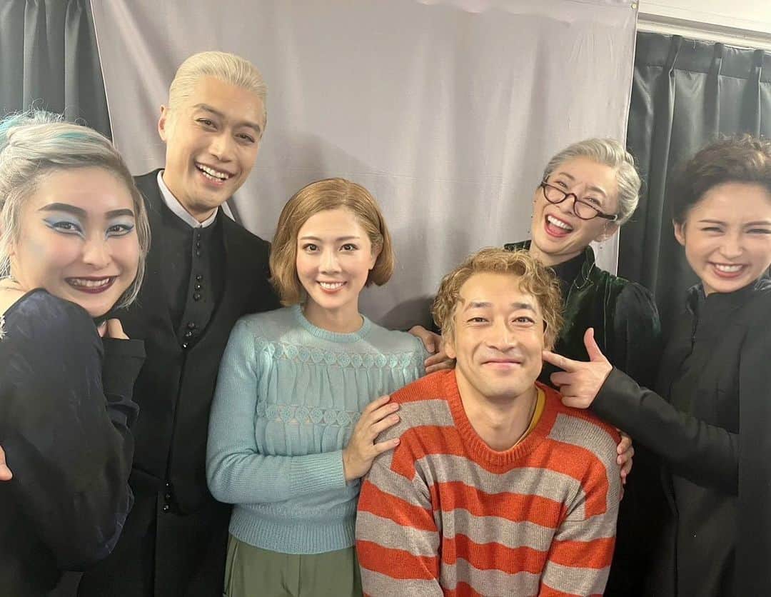 大和田美帆のインスタグラム：「. 舞台　#ハリーポッターと呪いの子  無事に初日、２回公演を終えることができました！ これで６月から稽古していた2期メンバー全員デビューです。  約１年間、この作品に薪をくべ続け、 熱を保ち続けてきたキャストスタッフの方々や ご観劇になったお客様の、 作品への愛と情熱と誇りに触れて、 私の心も燃えたぎってスタートすることができました。  これから長い旅が始まります。  作品のエネルギーの一部となれるよう精一杯努めますっ！  ロングラン公演ではありますが、 何よりも、ご来場いただくお客様と一緒に、 劇場でその時だけに生まれる一度きりの「今」を大切に、 役を生きたいと思います。　　 　  一回一回大切に。 足腰も大切に。  心を込めて演じます。  ぜひ劇場に足をお運びいただけたら幸いです。  ハリポタについての投稿や、出演スケジュール最新情報やインスタライブなど、そのほか、大和田祭り限定Instagramでお届けしています。 よかったら  #大和田祭り　ご参加ください！」