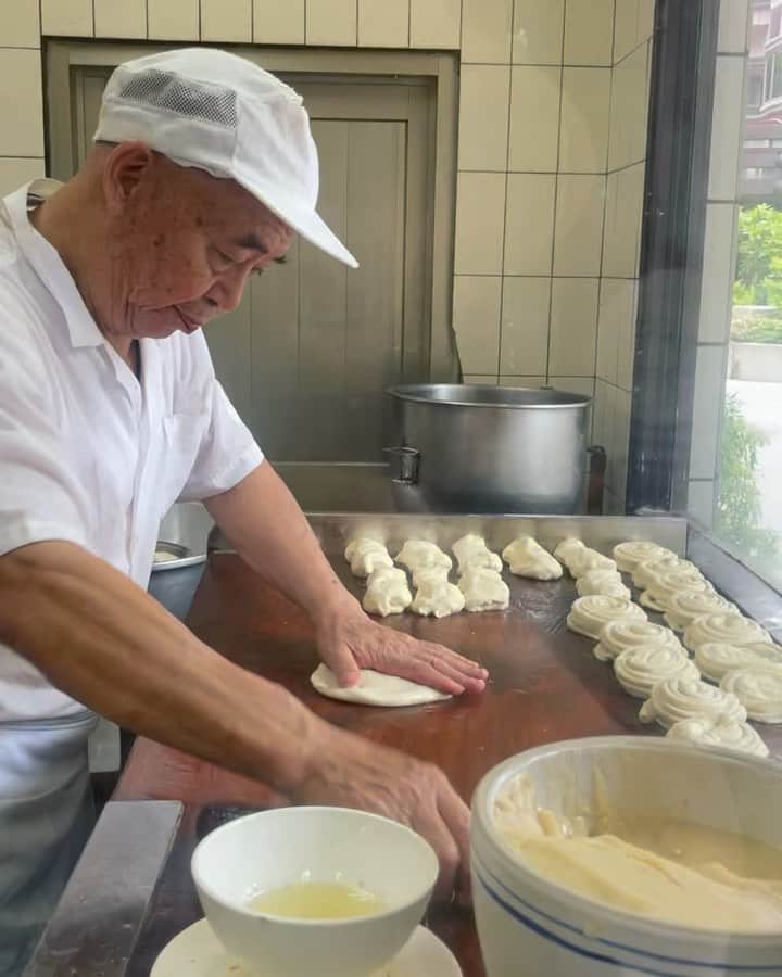内田真美のインスタグラム：「. 台湾に滞在すると焼いた粉物を追い求め各所まわってしまいます。 豆漿屋さんには各種焼餅があり店舗によって違いがあります。薄いものや厚いもの、層になっていてハラハラと生地が落ちるものなど、そのお店で食すべきものが決まっているのでそちらを注文します。蛋餅もそのお店で生地をのばして焼いているものを出していればお願いします。  北方料理屋さんには必ず粉物があり名物になっているお店にも伺います。斤餅は老若男女喜んで下さいますし、葱油餅は北方料理店には必ずありますのでどのお店のが好みか静かにチェックします。 貼窯で焼いた焼餅や酥餅が特に好物なので、こちらも必ず。底はカリッとフカっと焼かれていてガス釜とはひと味違うように思います。豆漿との相性は抜群で、豆漿→焼餅→ 豆漿と食せば心内で小躍りしてしまいます。  種福園 張呉記面餅舗 盛味豐貼爐燒餅 永和豆漿大王  #私的台湾食記帖 #私的台北好味帖」
