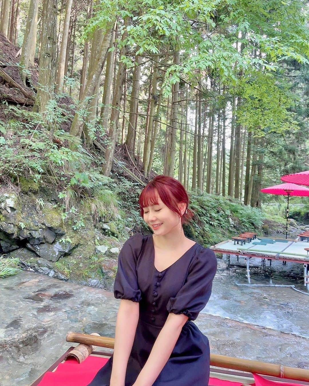 松本慈子のインスタグラム：「* 日帰り京都行ってきた〜☺️🤍 京都観光するのは4年ぶりとかだった…😳  初貴船神社⛩️初川床🏞️初叡山電鉄🚃  電車やバスに乗ったり、歩いたりそんな旅も楽しいね☺️行ったことのない場所がたくさんあって今度はゆっくりお泊まりで行きたいな〜💭  #京都 #京都観光 #京都旅行 #川床 #貴船神社 #貴船川床 #水占い #叡山電鉄 #kyoto #kibune」