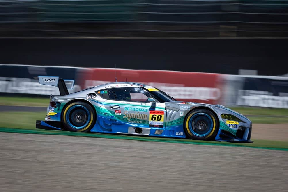 吉本大樹さんのインスタグラム写真 - (吉本大樹Instagram)「26Aug2023 #SuperGT @supergt_official R5 #Suzuka 450km race #Qualify P6 担当したQ1(B組)、基本的に1周しかないアタックラップでガッツリトラフィックに引っかかってしまい、タイヤの美味しい所は終わっていましたが何とか翌周のラップでQ1を突破する事が出来ました。Q2ではフリー走行でニュータイヤを一度も履いていない #しゅんきゅん @shunsuke.kohno がしっかりまとめてくれて6番手となりました。 久々に“夏の鈴鹿”の決勝が楽しみです🔥 #LMcorsa #OsakaToyopetGroup @otggroup_60  @otg_grgarage_60  @osaka_toyopet  @dunlop_motorsport  @petronassyntium」8月26日 22時50分 - hiroyoshimoto