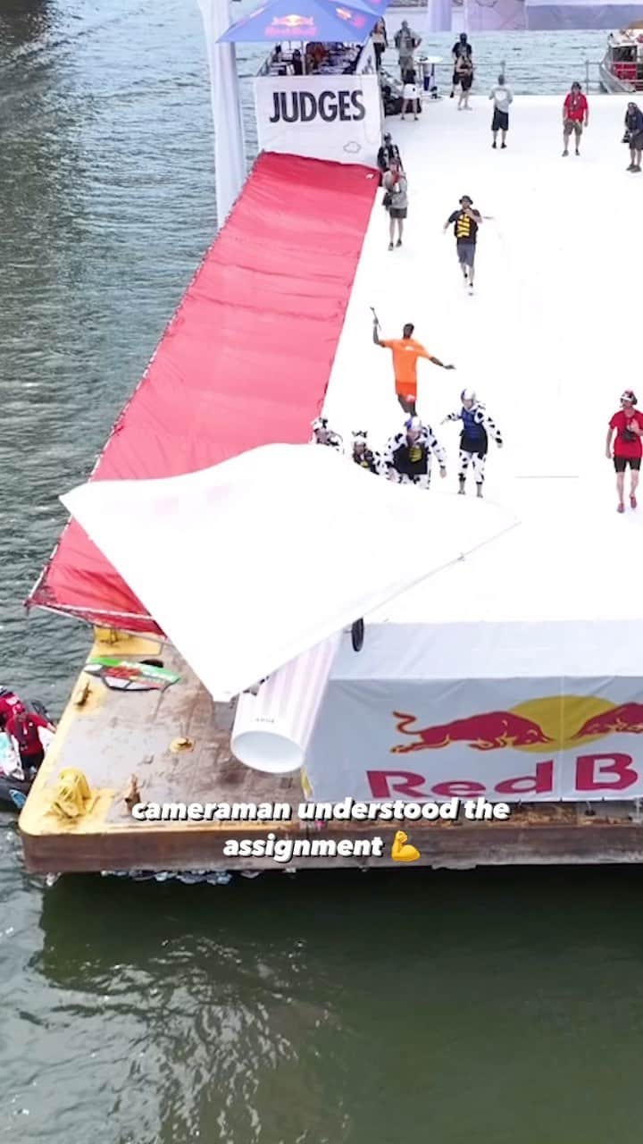 レッドブルのインスタグラム：「cameraman had a lot of faith in that flight 😂  🎥: @ochocinco   #redbull #givesyouwiiings #flugtag #pilot #funny #skill」
