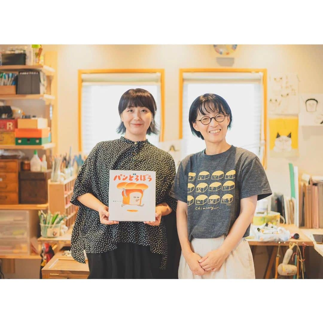 竹村真奈さんのインスタグラム写真 - (竹村真奈Instagram)「同郷の絵本作家、 柴田ケイコさんと。 いま一番アツイ絵本作家さんだ。  めがねこ、 しろくまシリーズ、 パンどろぼうシリーズ と、どれも大ファンだったので お会いできることにもうわくわく。  今回、地元高知で取材させて いただいたのだけど じつは20年ほど前にわたしが 編集をさせてもらった レミオロメンのツアパンで イラストを描いていただいたのが 柴田さんだったことが判明！ そんな昔から繋がっていたとは！ しかもわたしの実兄とも仲良し😂  人と人とのつながりって面白い。 このご縁、大切にします。  #柴田ケイコ #パンどろぼう #しろくま #めがねこ #高知」8月26日 23時00分 - takemana