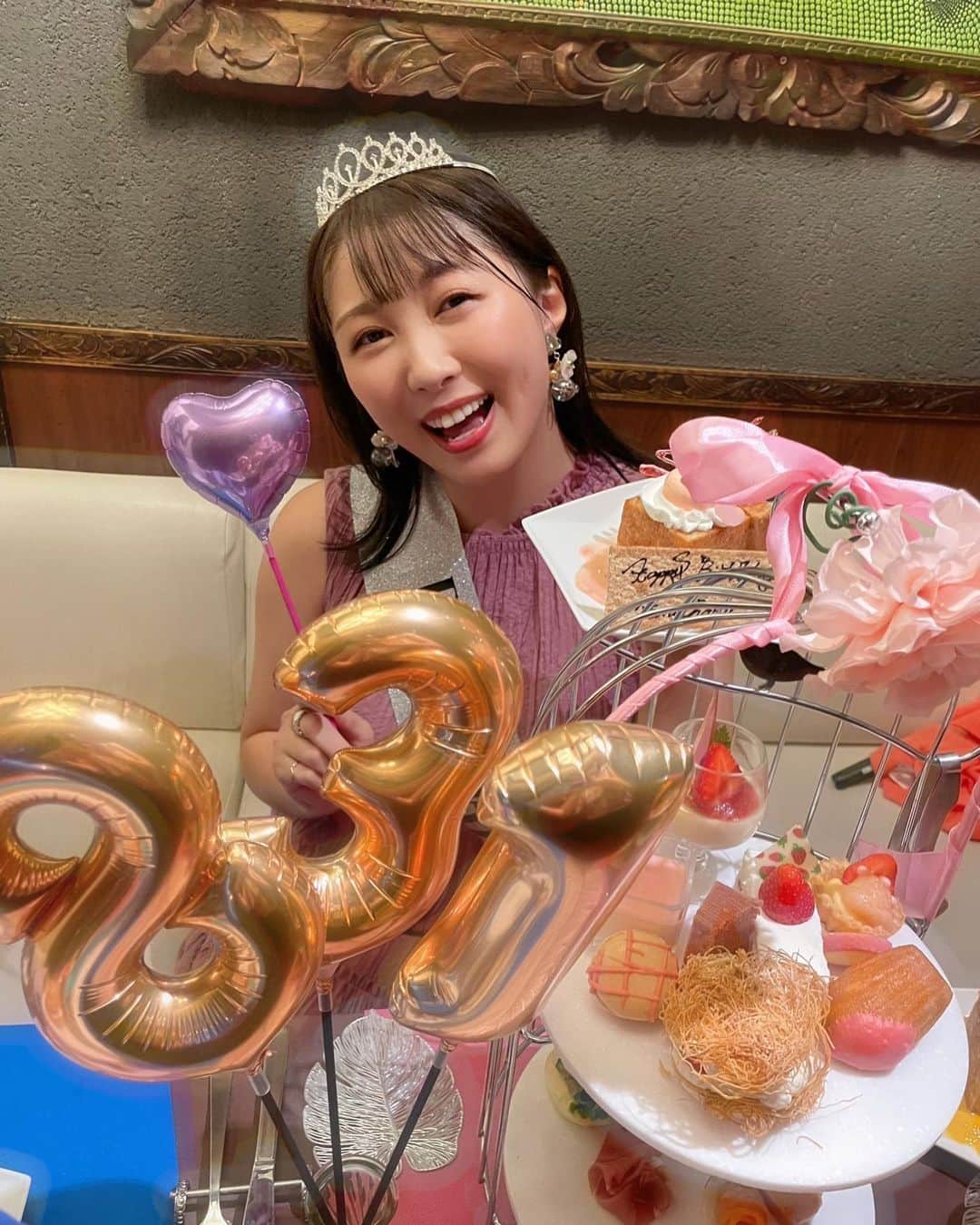 のインスタグラム：「・ ・ ・ アラほろの2人に今年もお祝いしてもらいました🥳💗🎂  本日のアラほろのYouTube動画は、お誕生日会の動画となっております🎉 素敵なアフタヌーンティー、愛を感じるプレゼント、そして素敵な言葉を沢山いただきました🎁 是非皆さんに動画見てほしいなっ🥺✨  けいちゃんブレちゃん 本当にありがとう🥰🌼 @keichan_kp  @brechanhoroyoi  ・ #誕生日会#女子会#ありがとう💐 #8月31日 #野菜の日 がお誕生日です🍅 #女優#俳優#ダンサー#RIZINガール #新人YouTuber  #YouTuber #チャンネル登録お願いします  #大人女子#ビール女子 #グルメ女子  #お酒好き女子 #お酒好きな人と繋がりたい  #ビール部 #お酒好きと繋がりたい  #アラサー女子#アラサー独身女子  #いいね歓迎 #フォロー大歓迎」
