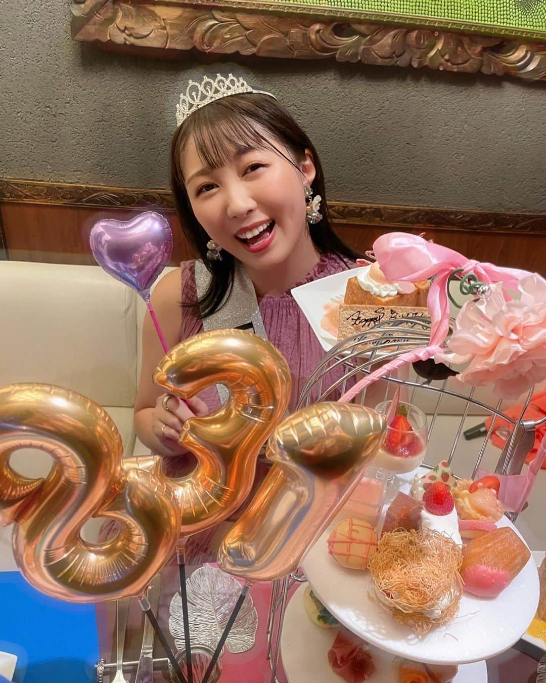 佐々木晴花のインスタグラム：「・ ・ ・ アラほろの2人に今年もお祝いしてもらいました🥳💗🎂  本日のアラほろのYouTube動画は、お誕生日会の動画となっております🎉 素敵なアフタヌーンティー、愛を感じるプレゼント、そして素敵な言葉を沢山いただきました🎁 是非皆さんに動画見てほしいなっ🥺✨  けいちゃんブレちゃん 本当にありがとう🥰🌼 @keichan_kp  @brechanhoroyoi  ・ #誕生日会#女子会#ありがとう💐 #8月31日 #野菜の日 がお誕生日です🍅 #女優#俳優#ダンサー#RIZINガール #新人YouTuber  #YouTuber #チャンネル登録お願いします  #大人女子#ビール女子 #グルメ女子  #お酒好き女子 #お酒好きな人と繋がりたい  #ビール部 #お酒好きと繋がりたい  #アラサー女子#アラサー独身女子  #いいね歓迎 #フォロー大歓迎」