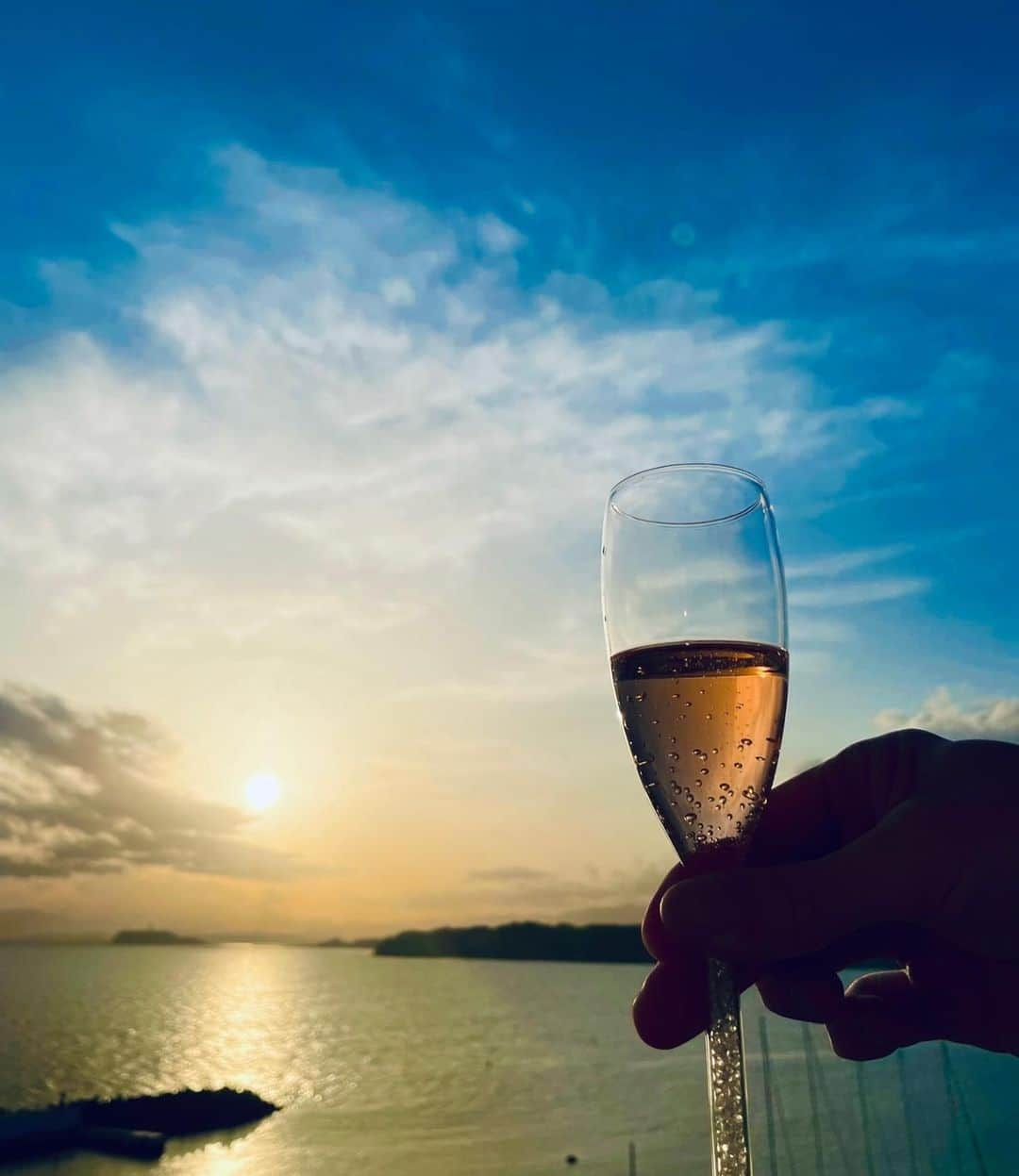 マイケル富岡のインスタグラム：「本日もお疲れ様でした♡至福のシュワシュワタイム♪ #cheers #love #ocean #beautiful #sunset #nature #cruising #champagne #swarovski #appreciation #actor #actorslife #shooting #お疲れ様 #マイケル富岡 #タレント #俳優 #撮影 #海 #乾杯 #人生は航海」