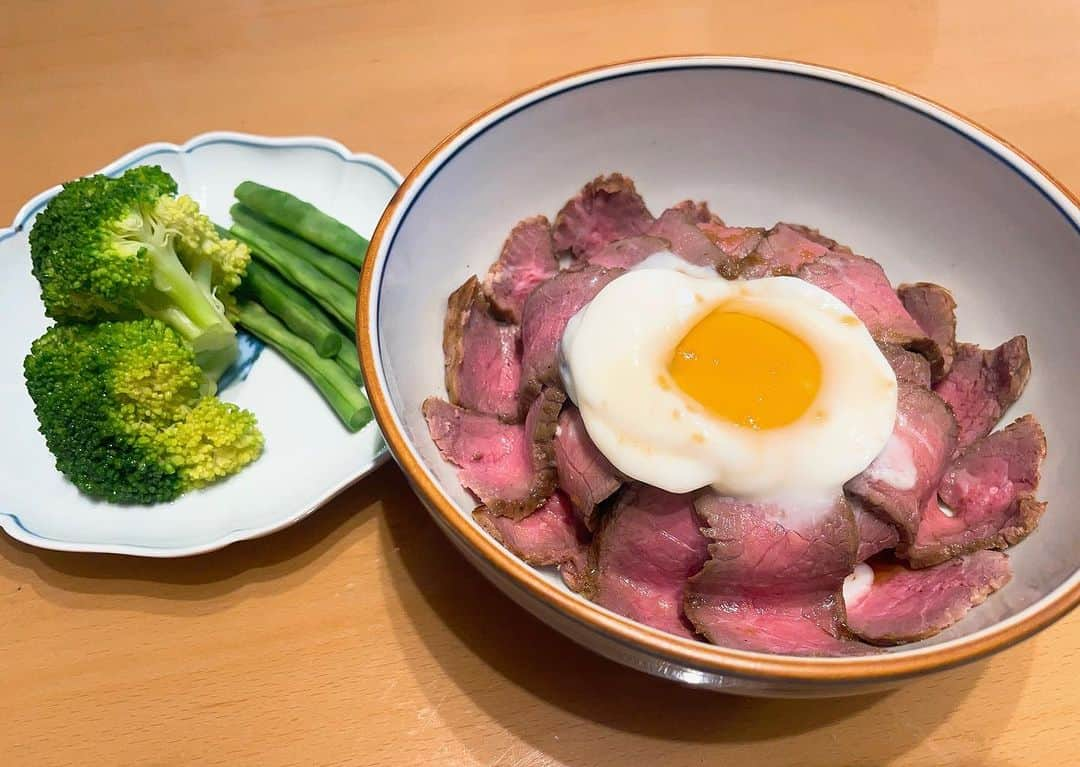 田中亜弥のインスタグラム：「【ローストビーフ丼】 自宅で作ったローストビーフ丼🍖✨  牛もも肉を低温調理しているので、とってもヘルシーです🙆‍♀️  ご飯は雑穀ごはんできっちり150g👍  ダイエットのコツは、いかに高タンパク質低脂質な食事を飽きずに食べられるかなので、バリエーションは大切ですよね😊  決まったカロリーの中で高タンパク低脂質な食事をするにはある程度食材や調理法は限られますが、その中でも楽しめる食事管理の方法をお伝えしています🙌  #ローストビーフ丼 #筋肉飯  #食事管理 #ダイエット #ダイエットレシピ  #楽しくダイエット  #パーソナルトレーニング #パーソナルトレーニングジム  #パーソナルジム #女性専用 #女性専用ジム  #女性専用パーソナルジム  #吉祥寺 #吉祥寺駅 #武蔵野市 #キャンペーン実施中」