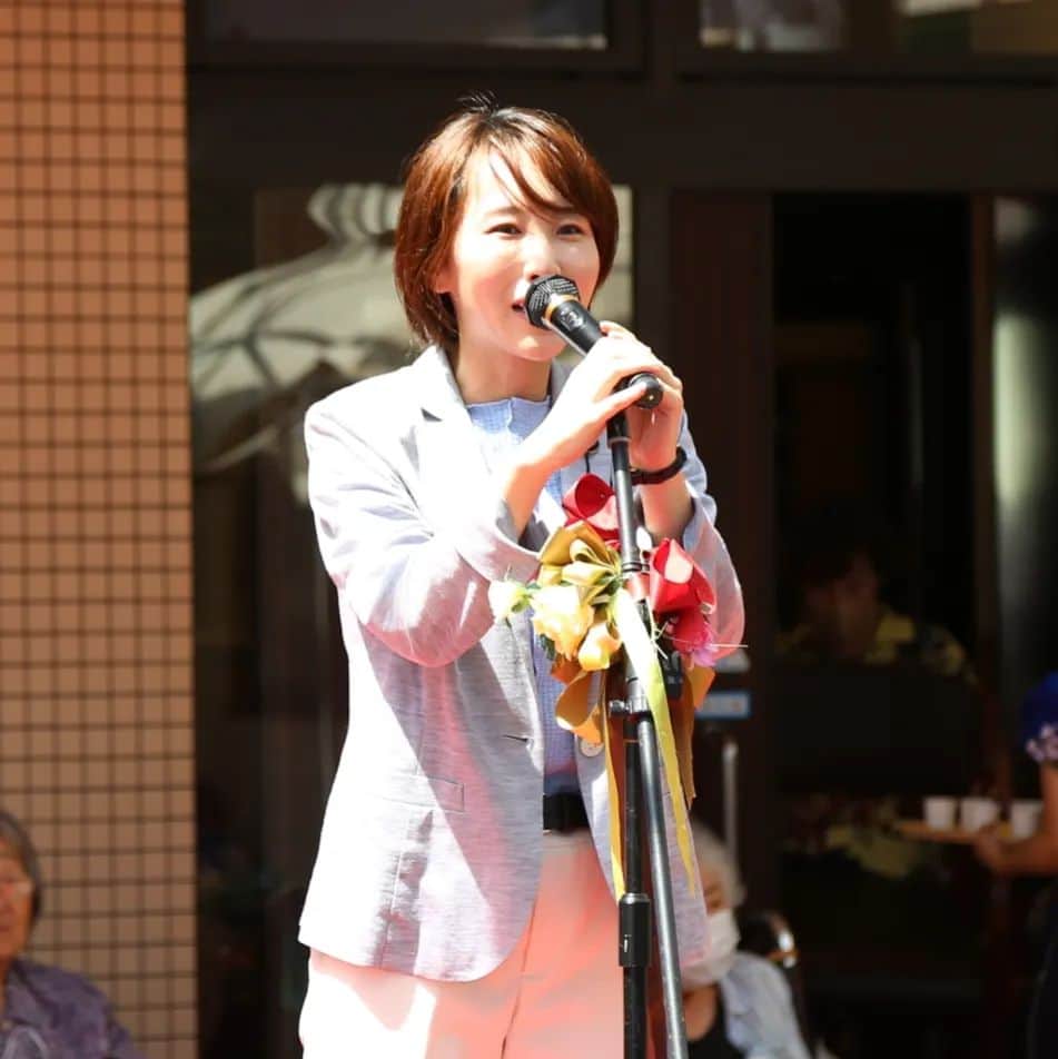 水野友貴のインスタグラム：「本日の最初のお祭りは「アクイール夏祭り」。 臼井正一参議院議員、星野順一郎市長、豊島よういち市議と楽しみました☺️  星野市長、豊島市議とは我孫子市と千葉県の連携という観点で、すみ分けをしながら、子どもたちの教育や福祉、行政改革などについて今の課題を共有させていただきました。 また、９月定例県議会で私が取り上げる議題についてもお話しさせていただきました。  我孫子市と連携しながら、我孫子市選出の県議として取り組んでまいります。  #我孫子市 #我孫子 #お祭り #おまつり #夏祭り #千葉県議会議員 #水野ゆうき」