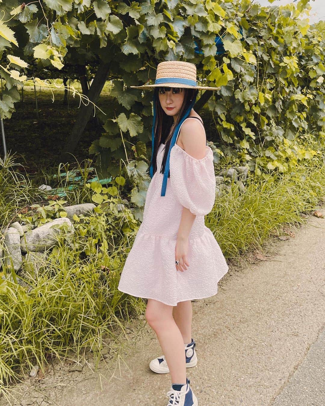 秋山眞緒のインスタグラム：「． 自然だいすき🌿 ⁡ #tsubaki_factory #秋山眞緒 #山梨」