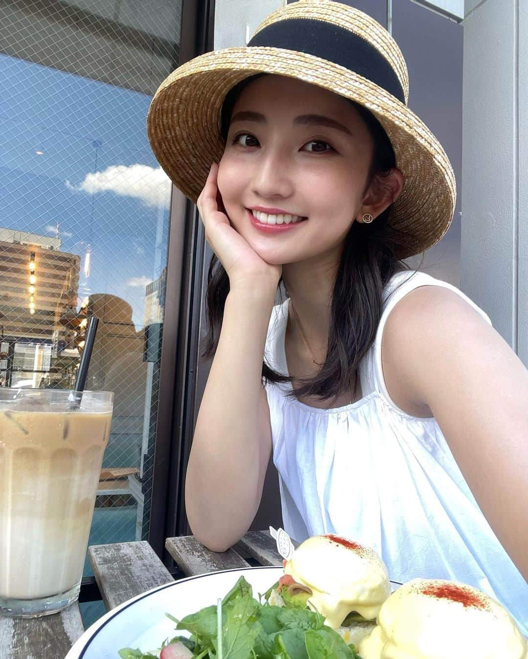 友廣南実さんのインスタグラム写真 - (友廣南実Instagram)「・ 友達とお仕事前にモーニング☀️🥪 なんだかいつもより、 気持ち良い1日が過ごせた気がします🍃笑  次は和食モーニングしたいなぁ〜🫧🍚  #モーニングカフェ #ブランチ #北浜カフェ #北浜ランチ #北浜 #ca4la #麦わら帽子 #ノースショア」8月26日 23時08分 - minami_tomohiro_