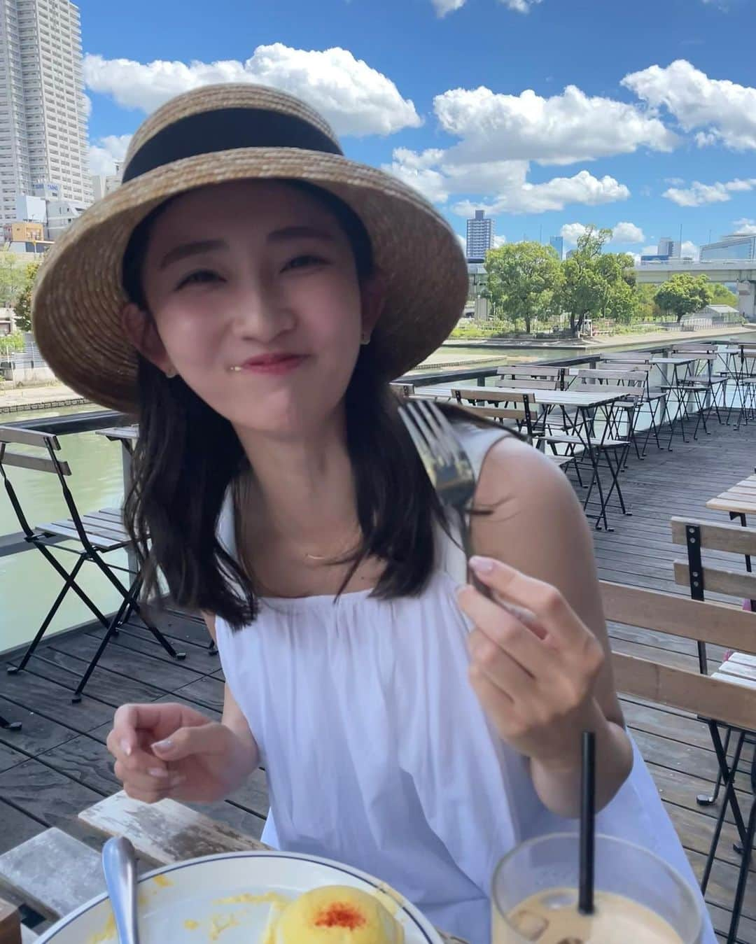 友廣南実さんのインスタグラム写真 - (友廣南実Instagram)「・ 友達とお仕事前にモーニング☀️🥪 なんだかいつもより、 気持ち良い1日が過ごせた気がします🍃笑  次は和食モーニングしたいなぁ〜🫧🍚  #モーニングカフェ #ブランチ #北浜カフェ #北浜ランチ #北浜 #ca4la #麦わら帽子 #ノースショア」8月26日 23時08分 - minami_tomohiro_