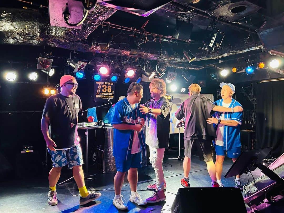 DEppaさんのインスタグラム写真 - (DEppaInstagram)「【横浜雷音】7th AVENUE🎤  最高に楽しかったっす！✨💯💯💯  呼んでくれた @monji2c くんに大感謝！ リリースおめでとうございます !@sun_high_0soul7 さん！ お誕生日おめでとうございます！ @arittack さん！  僕らのライブの最後の楽曲『MUSIC』で お三方が出てきてくださって一緒にMUSIC！  めちゃくちゃ楽しかったーーーッ！  先輩方が今もガムシャラに歌い続けている姿を見て 後輩は胸を打たれました。〝続ける〟って難しいんだよね。 辞めるも勇気、続けるも勇気だけどさ、俺はだけど 続けている人間を心から尊敬します。カッコいいと思う。  シクラメンも歌い続けてるよ！まだまだね！  誰かの青い春やブームや去り「懐かしい」と言われても 応援し続けてくれるファン、大切な仲間たちに共に ひとつ またひとつと作り上げる《新たな物語り》 一歩一歩 進んでいるその道の上で新しい出会いを重ね まだ歌っています。先日の浜名湖だってそう。 15年目であんなにも最高な夏物語が作れるなんて 続けていたからあの日がある。みんなのおかげだよ。 シクラ族こそ僕らの宝物。いつもいつも本当にありがとう。  これからも応援してくれたら嬉しいです！  このライブの模様は配信のアーカイブで 見ることができますので是非ご覧くださいませ✨🙏🏽  共演させて頂いたアーティストの皆様、 会場スタッフの皆様、お客さんの皆さん、 わざわざ来てくれた愛するシクラ族のみんな！  本当にありがとうございました！！！  明日は【UNITY】💯💯💯  #泉区テアトルフォント  明日も楽しむぞーーーッ！！！✨  #シクラメン #シクラ族 #シクライブ #横浜雷音 #横浜 #LIVE #MUSIC #音楽 #継続は力なり #勇気 #根性 #努力 #信念 #志」8月26日 23時02分 - deppa_shikuramen