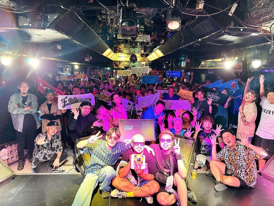 DEppaのインスタグラム：「【横浜雷音】7th AVENUE🎤  最高に楽しかったっす！✨💯💯💯  呼んでくれた @monji2c くんに大感謝！ リリースおめでとうございます !@sun_high_0soul7 さん！ お誕生日おめでとうございます！ @arittack さん！  僕らのライブの最後の楽曲『MUSIC』で お三方が出てきてくださって一緒にMUSIC！  めちゃくちゃ楽しかったーーーッ！  先輩方が今もガムシャラに歌い続けている姿を見て 後輩は胸を打たれました。〝続ける〟って難しいんだよね。 辞めるも勇気、続けるも勇気だけどさ、俺はだけど 続けている人間を心から尊敬します。カッコいいと思う。  シクラメンも歌い続けてるよ！まだまだね！  誰かの青い春やブームや去り「懐かしい」と言われても 応援し続けてくれるファン、大切な仲間たちに共に ひとつ またひとつと作り上げる《新たな物語り》 一歩一歩 進んでいるその道の上で新しい出会いを重ね まだ歌っています。先日の浜名湖だってそう。 15年目であんなにも最高な夏物語が作れるなんて 続けていたからあの日がある。みんなのおかげだよ。 シクラ族こそ僕らの宝物。いつもいつも本当にありがとう。  これからも応援してくれたら嬉しいです！  このライブの模様は配信のアーカイブで 見ることができますので是非ご覧くださいませ✨🙏🏽  共演させて頂いたアーティストの皆様、 会場スタッフの皆様、お客さんの皆さん、 わざわざ来てくれた愛するシクラ族のみんな！  本当にありがとうございました！！！  明日は【UNITY】💯💯💯  #泉区テアトルフォント  明日も楽しむぞーーーッ！！！✨  #シクラメン #シクラ族 #シクライブ #横浜雷音 #横浜 #LIVE #MUSIC #音楽 #継続は力なり #勇気 #根性 #努力 #信念 #志」