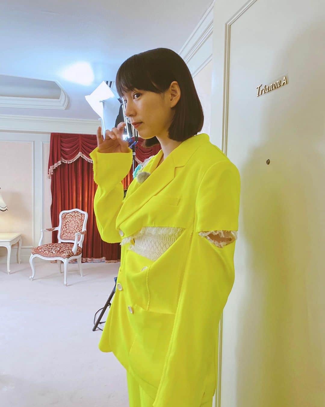 のん（能年玲奈）のインスタグラム：「「かんさい熱視線」予想以上にたくさんの感想ありがとう。  自分としては楽しく答えたつもりだけど、みんなにはどう映ったんでしょう？ 「荒野に立つ」という私にとって大切な楽曲を大きく取り上げてくださったのが嬉しかったです。 ライブ映像けっこう流れていて、東京＆大阪ライブ楽しかったなと思い出しました。 あと兵庫に居たころの写真！自分で選んでお渡しした写真とはいえ、恥ずかしい。  俳優、音楽、アート、監督。 のんになってから色々な表現に挑戦しているけど、全部を一度に知ってもらうのはなかなか難しい。 なので、応援してくれる皆さんが協力して広めてくれたり、私の新しい一面を知ってくださる人が増えるのはとても嬉しい。  お忙しいなかインタビューに答えてくださった沖田修一監督とヒグチアイさんにもいっぱいの感謝を。お二方とも本当にありがとうございました！ 映画「 #さかなのこ 」はBlu-rayやDVDが出ているし配信もされてます。 今までに何度も言っていることだけど、改めて色んな人に見ていただきたい作品です🐠 そして「 #荒野に立つ 」のMVとメイキングはYouTubeにフルで上がってるからそちらも見てね。聴いてねー。  のんに興味を持ってこの文章を読んでくれたあなた、ありがとう！ これからもよろしく。  美味しいケーキだった🍰  Styling: @izumimachino Hair&Make up: Shie Kanno  #かんさい熱視線 #NHK #NHKプラス」