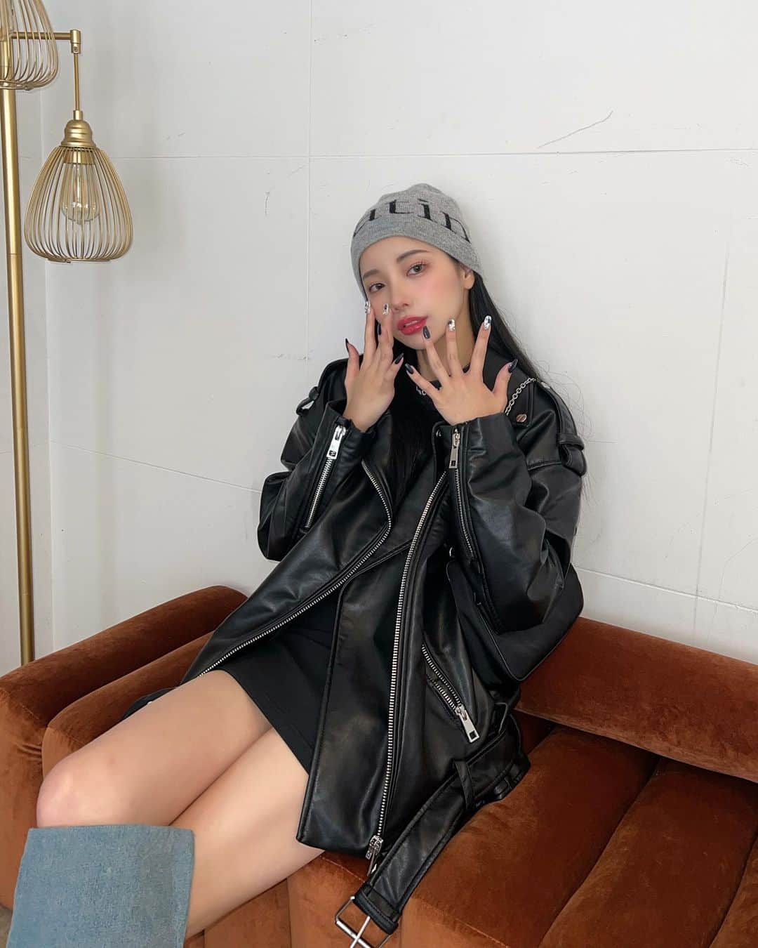 えみ姉のインスタグラム：「ㅤ ㅤ 超強い💣 悪い運気もネガティブも悪者も何も寄せつけねえよ (^_^) ㅤ LOOK BOOK撮った日でありますお楽しみに。 ㅤ ㅤ カラコンは  @cruum_official SMOKE GRAY🩶 ㅤ ㅤ」
