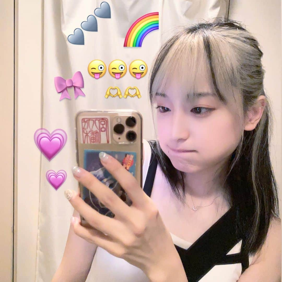 川原美咲のインスタグラム：「💗🩶🌈 ・ ギャゥ風お洋服な日 ・ この鏡越しの撮り方、ぴょんたん @48pyonz_toyama  が真似してて可愛かった笑笑💧🍎🍑🍋 ・ ・ ・ ・ ・ #落書き加工 #鏡越しショット #ootd #ootdfashion #02년생 #0203students #02世代 #ギャルコーデ #清楚ギャル #夏コーデ #骨格ナチュラル #骨格ナチュラルタイプ #骨格ナチュラルコーデ  #ブルベ夏 #イエベ春 #平成加工 #平成」