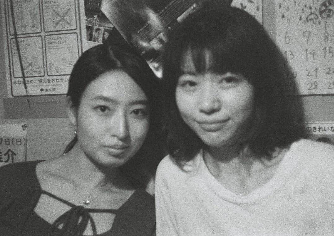 AO さんのインスタグラム写真 - (AO Instagram)「📸 @unoharafilm  はじめてゴールデン街チャレンジして、こんなギュッてした街が新宿にあったのかーーてわくわくした時の、ビールが似合う、うたのちゃんと🍺 #ウノハラフィルム #スエズ#ゴールデン街#🍺」8月26日 23時17分 - ao_sekiguchi