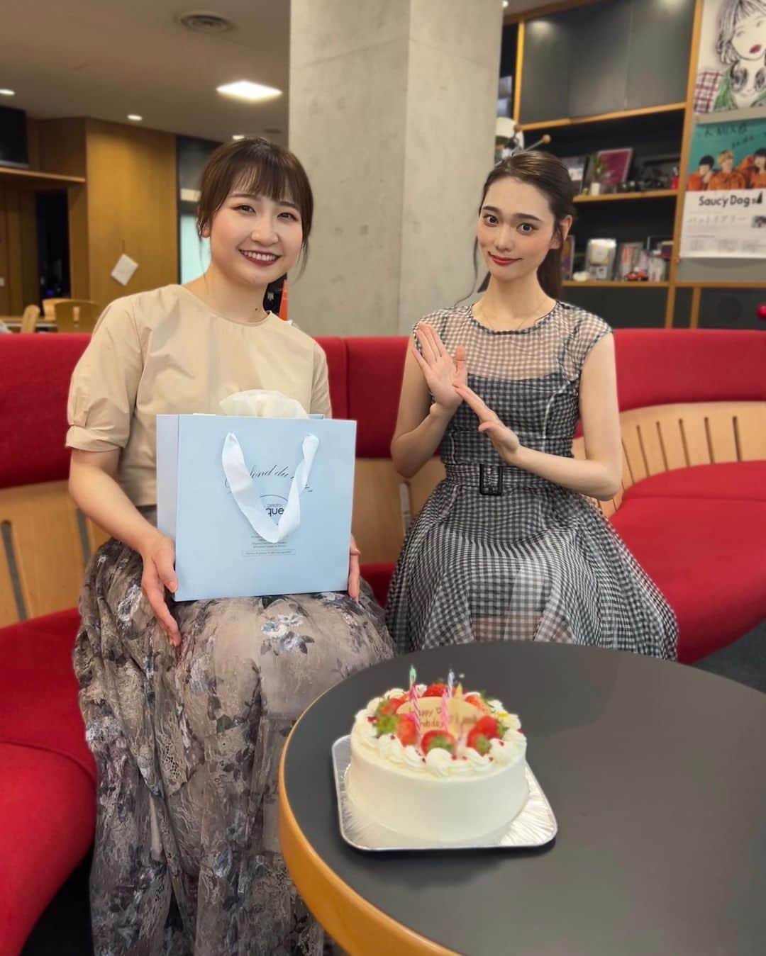 天玲美音のインスタグラム：「心を込めて、おめでとうございます🎂 本当におめでたい日㊗️ 今日は、いつも#てんれなうるうる でご一緒しているれなさんのバースデーでした🎁✨  8.26.Renaちゃんのお誕生日当日の放送ということで...ありったけの愛をON AIRに詰め込みました！放送を聴いていただければ伝わると思います😳ハイライト【Radio②】へ  喜んでもらえることが、私の幸せなのです♡ お祝いできて嬉しかった🥂 (25分間まるごとお祝いしている特別回です) リスナーのみなさん、沢山のメッセージありがとうございました🙇‍♀️みなさんのおかげで、より華やかで感動的な番組になったと思います！ これからも、気が向いた時に好きなだけ💌お待ちしております！  さて、明日は、科学館で #サイエンスショー です🥼🧪  #誕生日 っていいね  では、みなさんの笑顔に出逢えるように、今日もコツコツと活動し続けます！  MION♪」