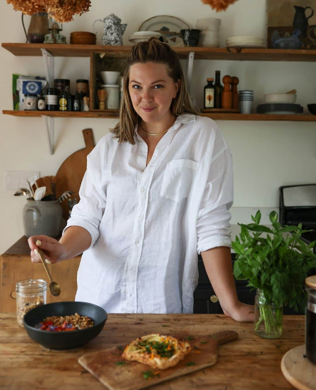 フランク&アイリーンのインスタグラム：「Jordan Shaw, is an innkeeper, chef, and the co-owner of @sevenlakesinn in Belgrade, Maine and needless to say, we’re obsessed. Swipe to see how she styles our go to white linen dress! #FrankandEileen」