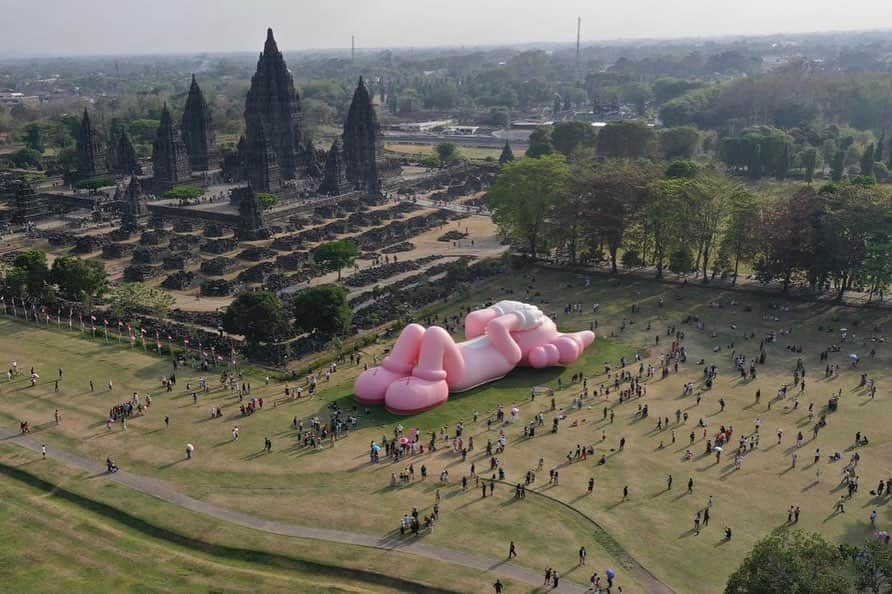 KAWSONEさんのインスタグラム写真 - (KAWSONEInstagram)「Lots of visitors today! 👀 ❤️  Open until August 31st Opening Hours: 8am - 5pm 📍 Prambanan Temple Park Complex  @KAWS @ARR.AllRightsReserved @DDTStore @akg.entertainment #KAWS #KAWSHOLIDAY #AllRightsReserved #DDTStore #AKGEntertainment #Prambanan #indonesia  📸 @perwiratm」8月26日 23時12分 - kaws