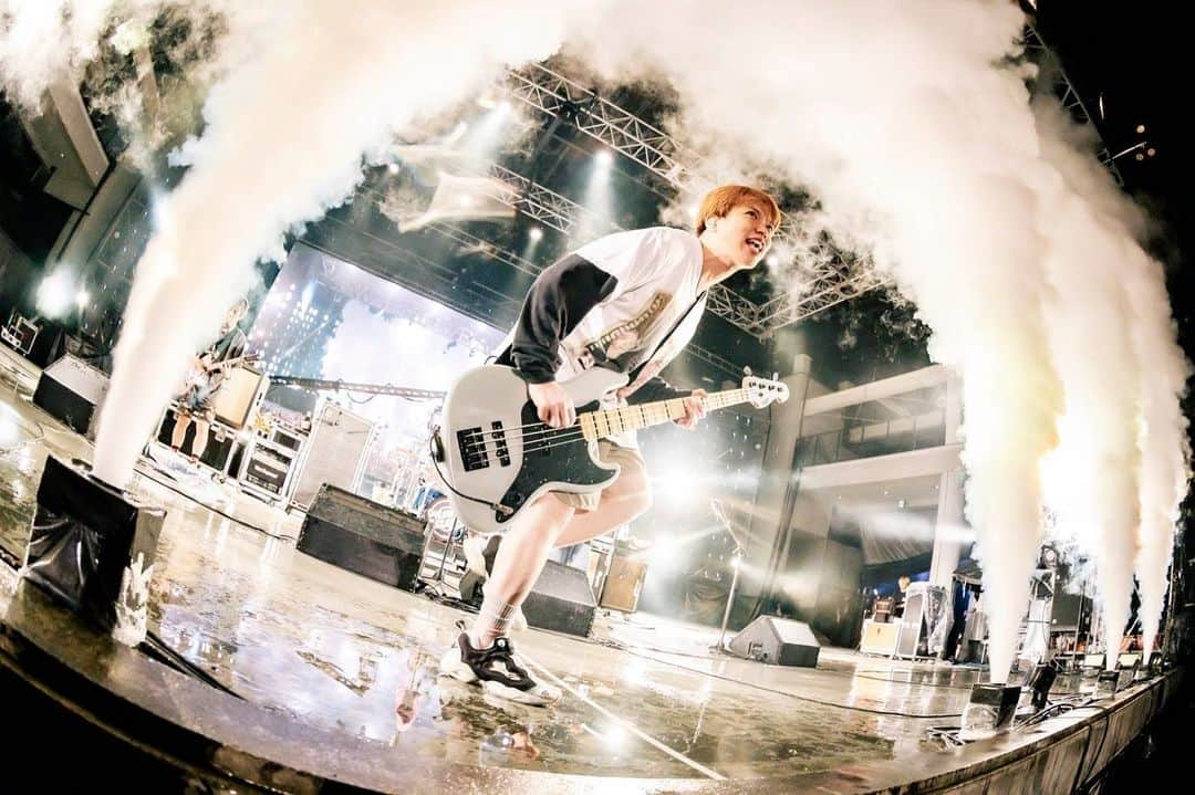 04 Limited Sazabysのインスタグラム：「. 8/26(土) 山中湖交流プラザ きらら 『SWEET LOVE SHOWER 2023』  📸 @fujiitaku」