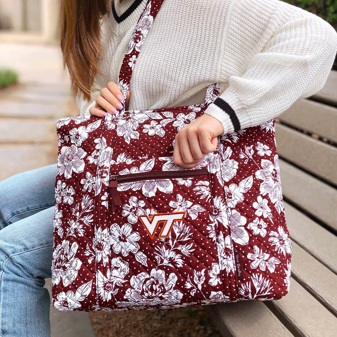 ヴェラブラッドリーさんのインスタグラム写真 - (ヴェラブラッドリーInstagram)「Snag a cute, quilted tote in your school's colors for all the Rory Gilmore study vibes: ✅ cozy sweater ✅ coffee coffee coffee ✅ a bag that holds all your books  notes (and fencing gear if you've got it!)  #fallinspo #btsinspo #VeraBradley #quiltedcotton #collegiate」8月26日 23時45分 - verabradley