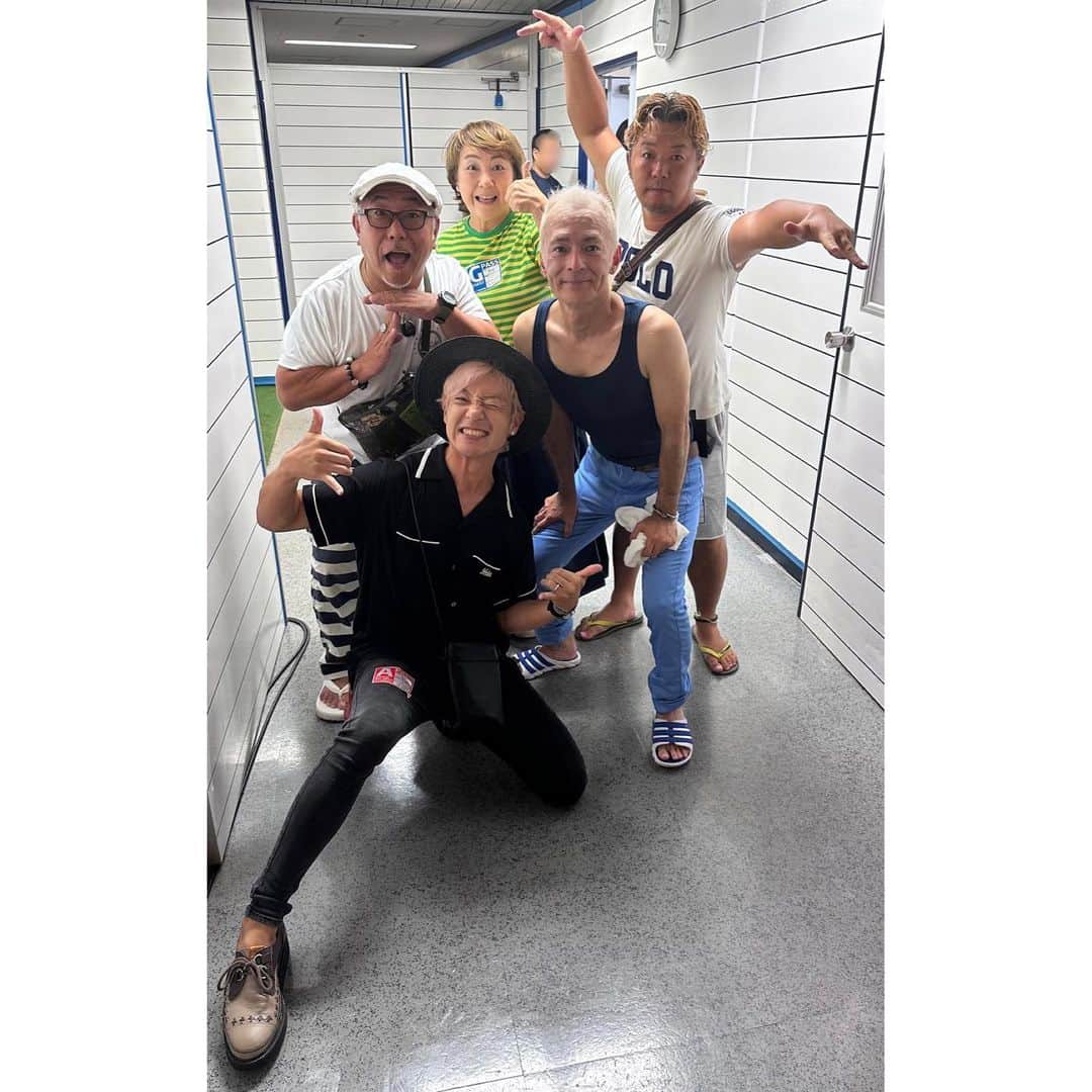 つるの剛士のインスタグラム：「毎年恒例の #TUBE #TUBEJAMBOREE に誘っていただき横浜スタジアムに行ってきましたあ！  往年のTUBEソングに合わせて、 花火どっかんどっかん シャワーばっしゃ〜ん 炎どーん ハマスタが一気にビーチに大変身🏖️ 3万人とシーズンインザサン！とにかく祭だ祭。  夏の終わりに 最高のあ〜夏休みしてきました♪  会場で、プリプリの富田京子さん、ポカスカジャン省吾さん、bluestones神田くん、、藤沢仲間とばったり☺️ ボクこのまま長野に行かなきゃ行けなくて飲み行けなくてすいません💦 是非近々藤沢で〜  前田さんにも約10年前にご一緒させて頂いた片瀬海岸のライブ以来大変ご無沙汰ぶりにお会いできました。  角野さん！今日はお誘いいただきありがとうございました！ TUBEの大晦日（笑）も終わったので、秋は是非ツーリング行きましょう！ とにかくめちゃくちゃ楽しかったです♪  #TUBE #TUBEJAMBOREE #横浜スタジアム」