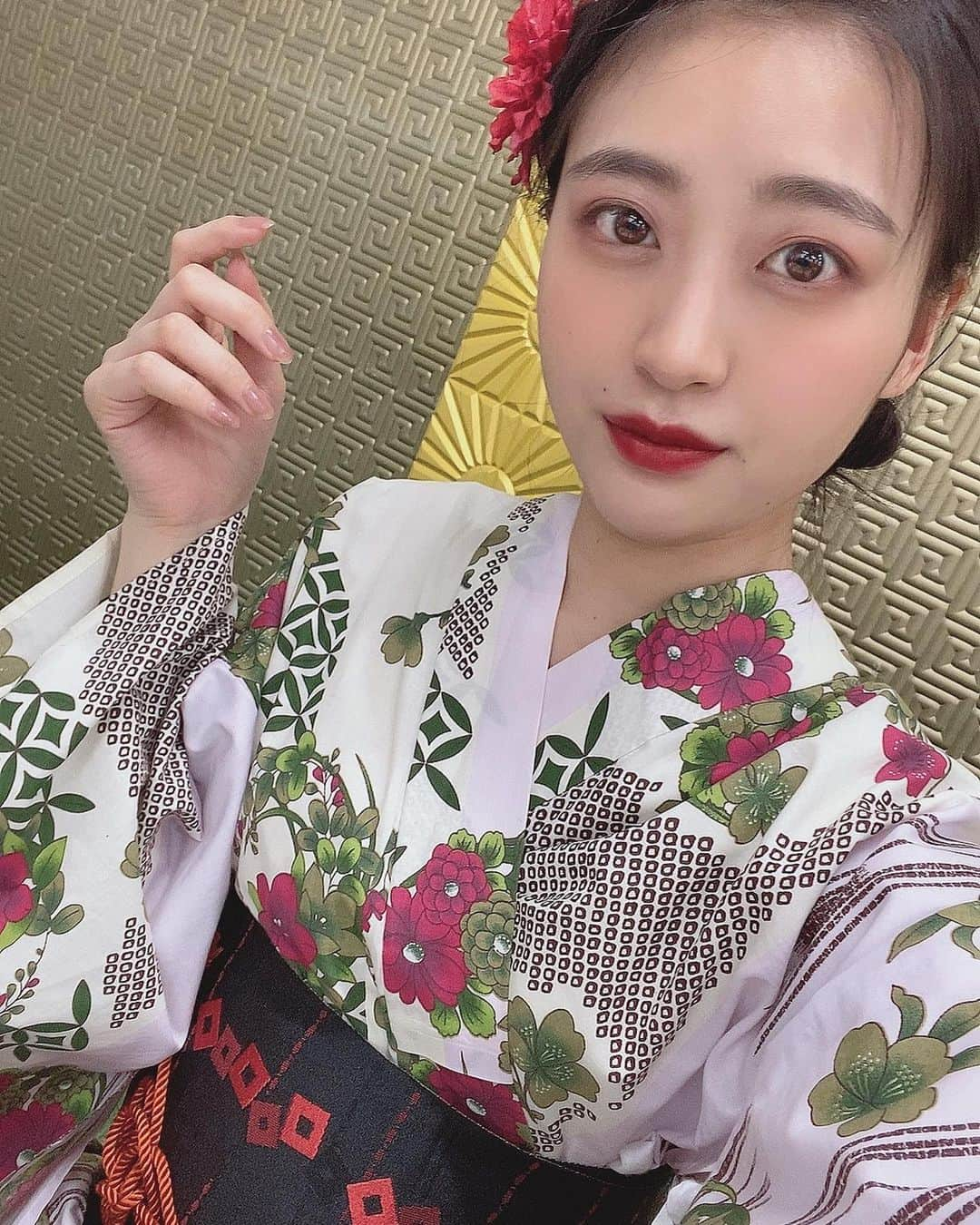 佐藤里菜さんのインスタグラム写真 - (佐藤里菜Instagram)「‎🤍‎🌹‎🐈‍⬛  白ベースに上品な赤いお花のゆかたに、黒の帯で大人っぽさもあって◎ ゆかたと帯の柄が私のどストライクの可愛さで一目惚れしたゆかたです😍  昨日は、投票2日目！ 投票してくださったみなさん、ありがとうございます！ なんと！ただいまの順位は2位！！ みなさん本当にありがとうございます😭  投票終了は、8/29(火)21:00まで！ みなさんの応援のおかげで、ただいま入賞圏内に入ることができました！ 本当にありがとうございます！ まだまだ、グランプリを目指して頑張りますので、応援よろしくお願いいたします🙇‍♀️  ・  今回のオーディションは、ランキングマスター内での投票数の数で｢グランプリ｣｢準グランプリ｣が決定します👑 また、3位~7位の中から｢審査員特別賞｣に相応しい方がいれば若干名選ばれます！  ランキングマスターの詳しい内容は以下の通りです！ ・投票券1枚につき[110円] ・複数枚の投票券の購入可能 ・投票期間 8/24(火)18:00~8/29(火)21:00まで ・投票券の販売時間 8/29(火)19:00まで  #オーディション #投票 #ゆかた #浴衣 #ゆかた女子 #花 #大人っぽコーデ #応援よろしくお願いします #yukata #flower #audition」8月26日 23時16分 - satoo_rina