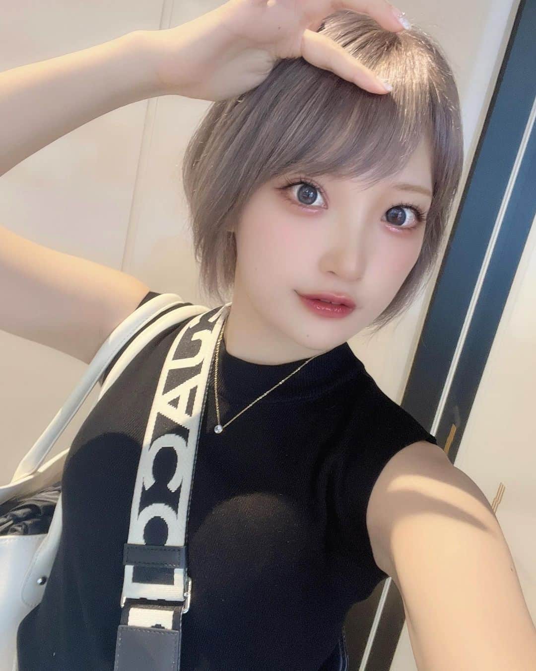 東條ゆりあのインスタグラム：「落ち着いた感じも好き？  グレーぽい感じに染めてもらいました いつも丁寧にありがとうございます😢！♡ @coa_ici」