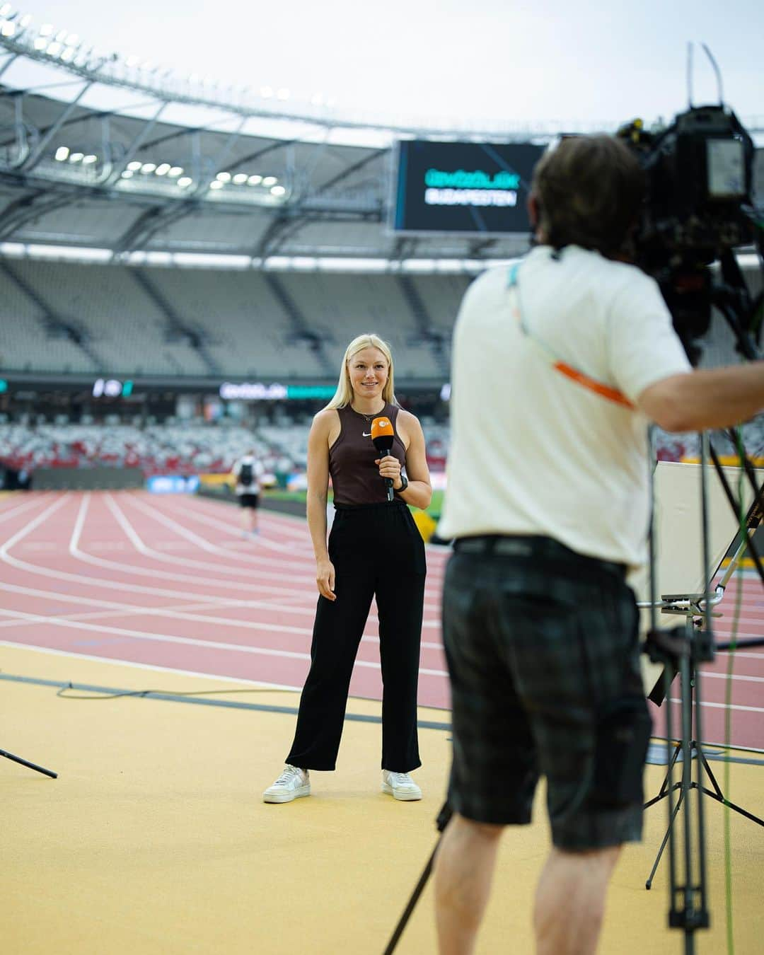 リーザ・マイヤーさんのインスタグラム写真 - (リーザ・マイヤーInstagram)「Thank you @sportstudio - it was a blast 🧡 @wabudapest23  Es war anders. Es war aufregend! Total spannend solch eine Meisterschaft mal von einer anderen Seite zu erleben! Und wer weiß, vielleicht sehen wir uns an ähnlicher Stelle irgendwann mal wieder ;) Jetzt arbeite ich aber erstmal weiter daran, @paris2024 wieder auf der Laufbahn erleben zu dürfen und bei @royalsportsman nur als Interview Gast nach meinem Rennen zu sein 😉  #sportstudio #worldchamps」8月26日 23時20分 - lisamxyzr